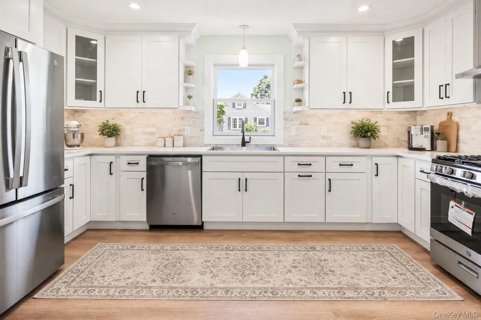 VIRTUAL STAGING: This image has been virtually staged for illustrative purposes only. VIRTUAL STAGING: This image has been virtually staged for illustrative purposes only.
