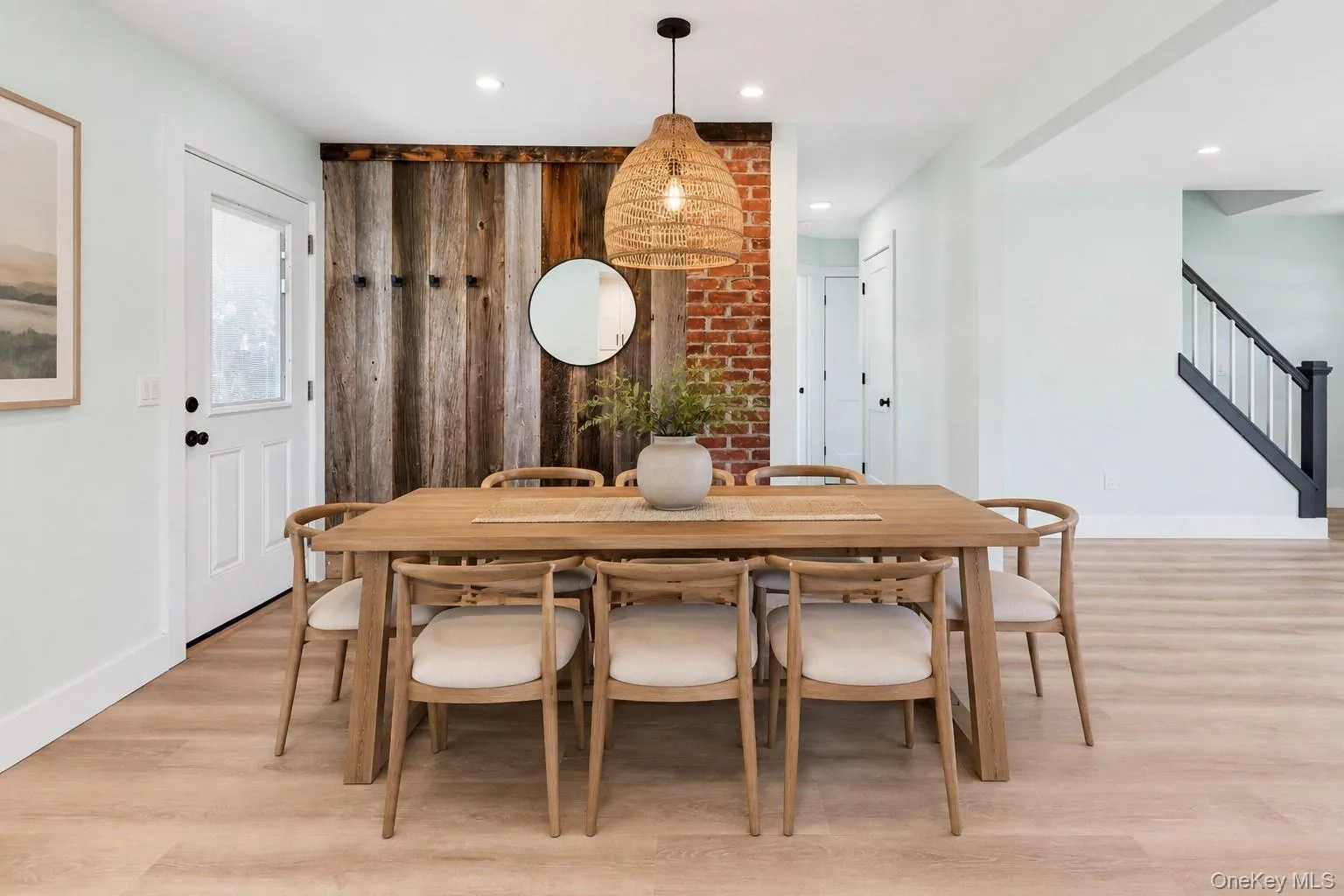 VIRTUAL STAGING: This image has been virtually staged for illustrative purposes only. VIRTUAL STAGING: This image has been virtually staged for illustrative purposes only.