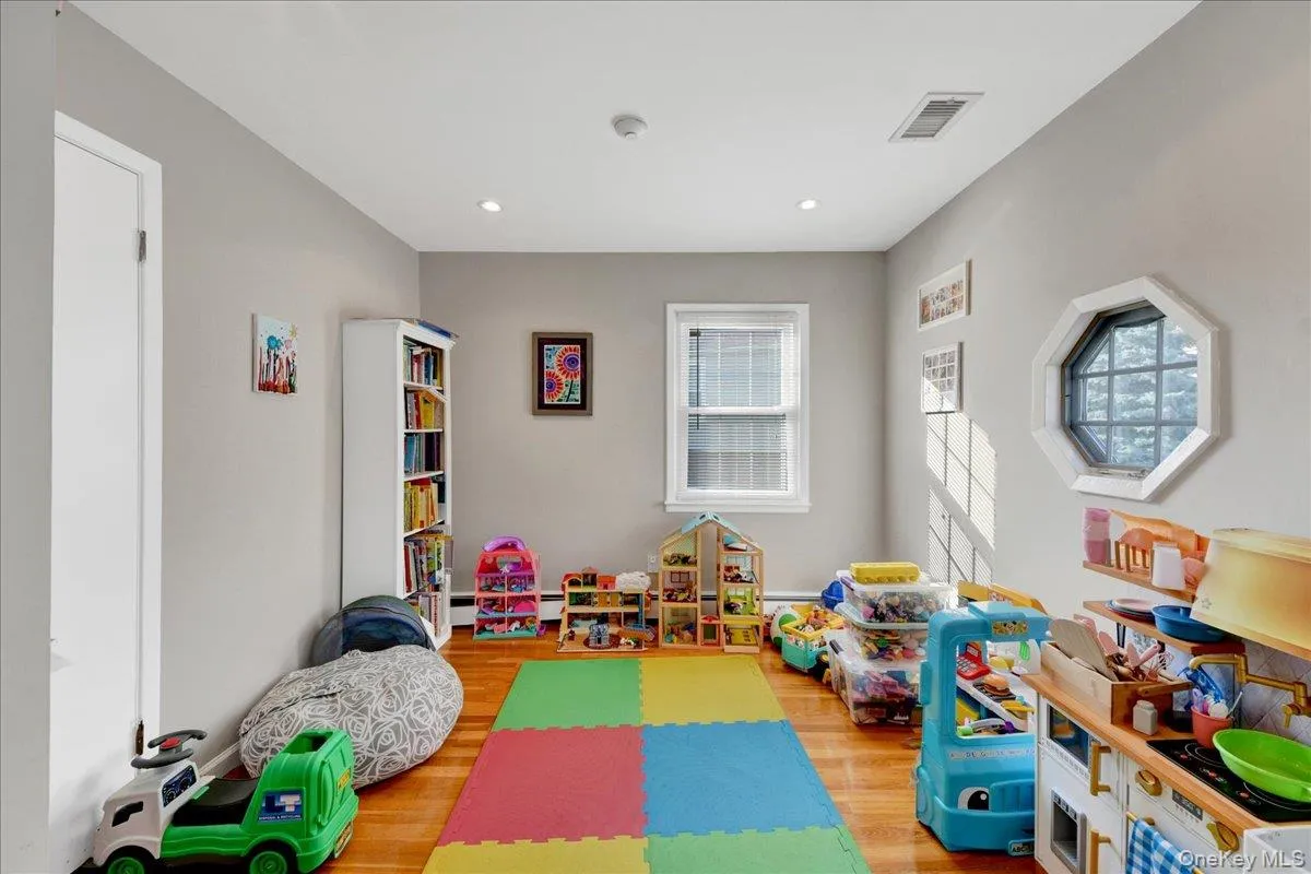 19 Storey Lane, Yonkers, NY, 5 Bedrooms Bedrooms, 10 Rooms Rooms,3 BathroomsBathrooms,Residential,For Rent,Storey,0,1020543 19 Storey Lane, Yonkers, NY, 5 Bedrooms Bedrooms, 10 Rooms Rooms,3 BathroomsBathrooms,Residential,For Rent,Storey,0,1020543