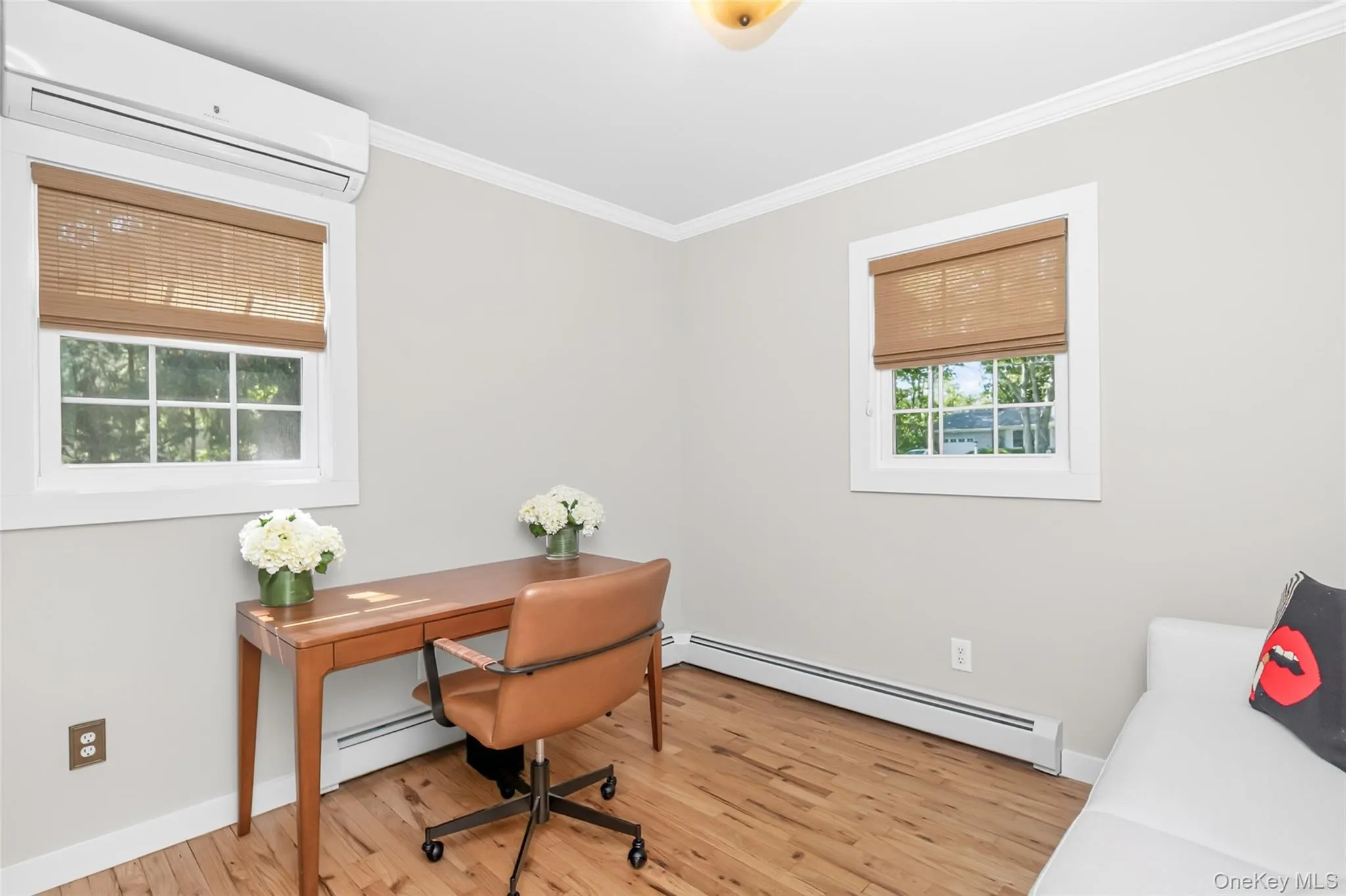 Work-from-home never looked so good in this crisp, light-drenched office. Work-from-home never looked so good in this crisp, light-drenched office.