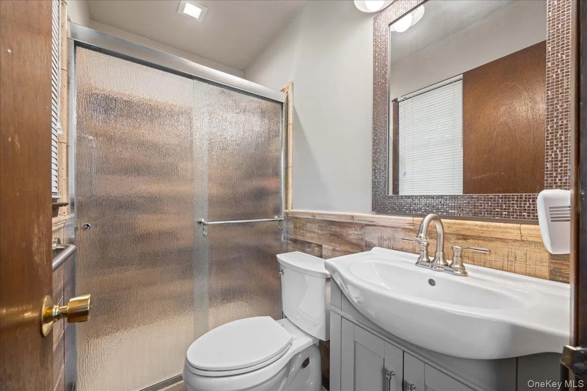 Convenient and updated primary bath. Convenient and updated primary bath.