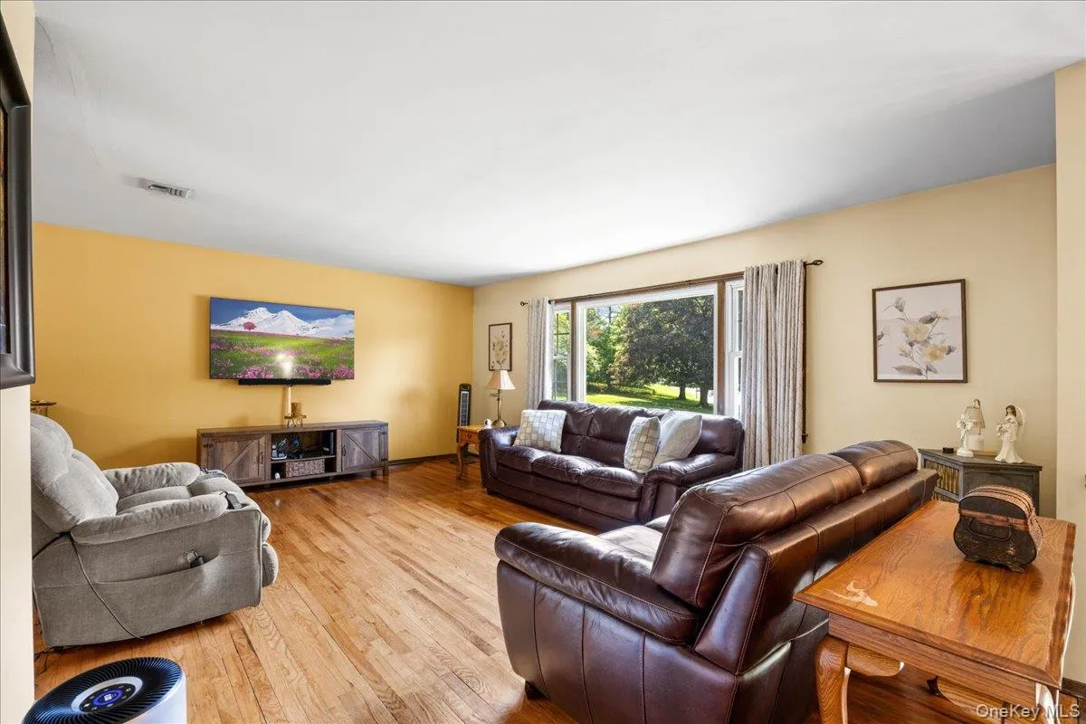 A perfect living room for relaxing or entertaining. A perfect living room for relaxing or entertaining.