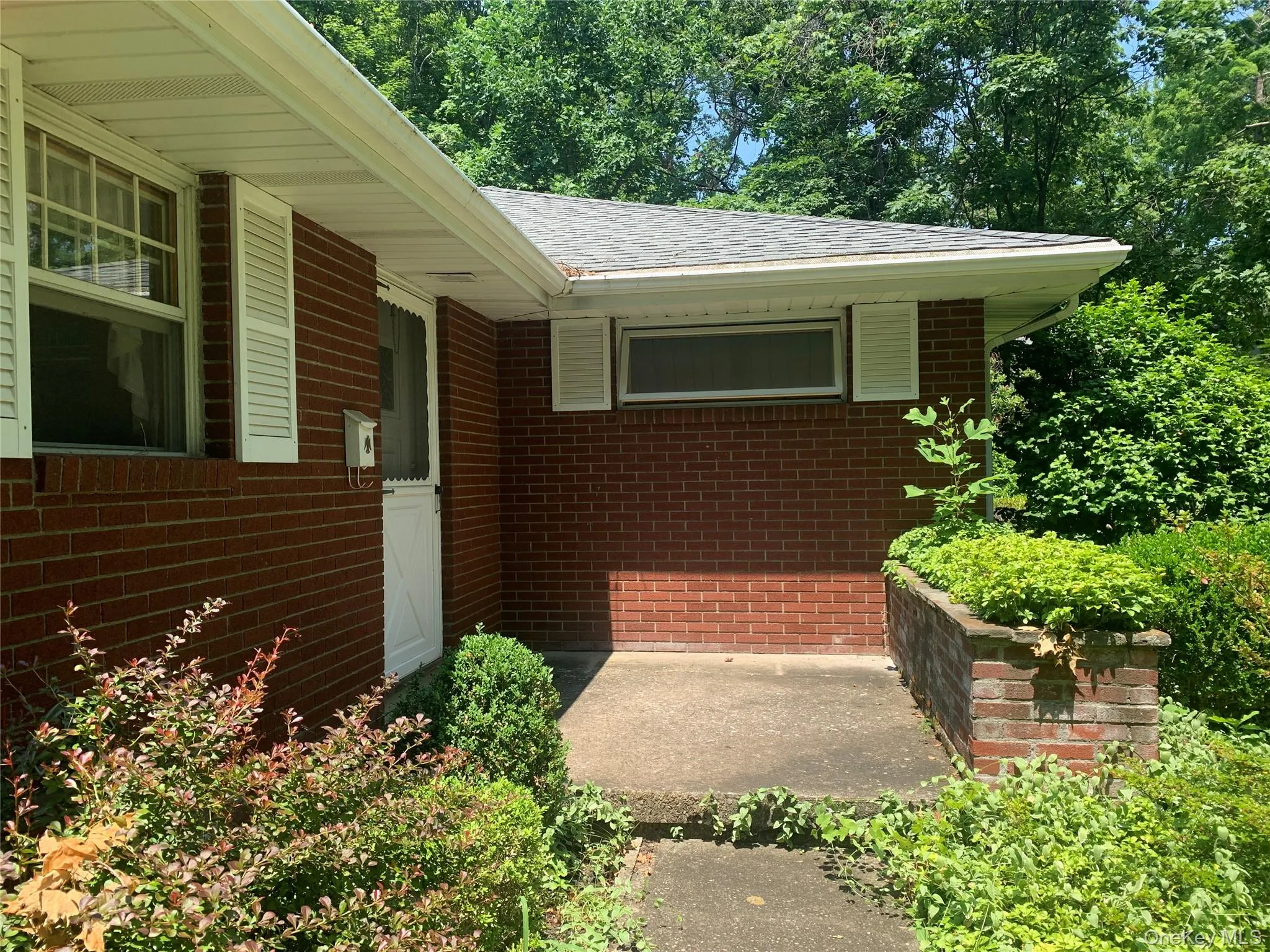 FRONT ENTRANCE WITH BUILT IN PLANTER FRONT ENTRANCE WITH BUILT IN PLANTER