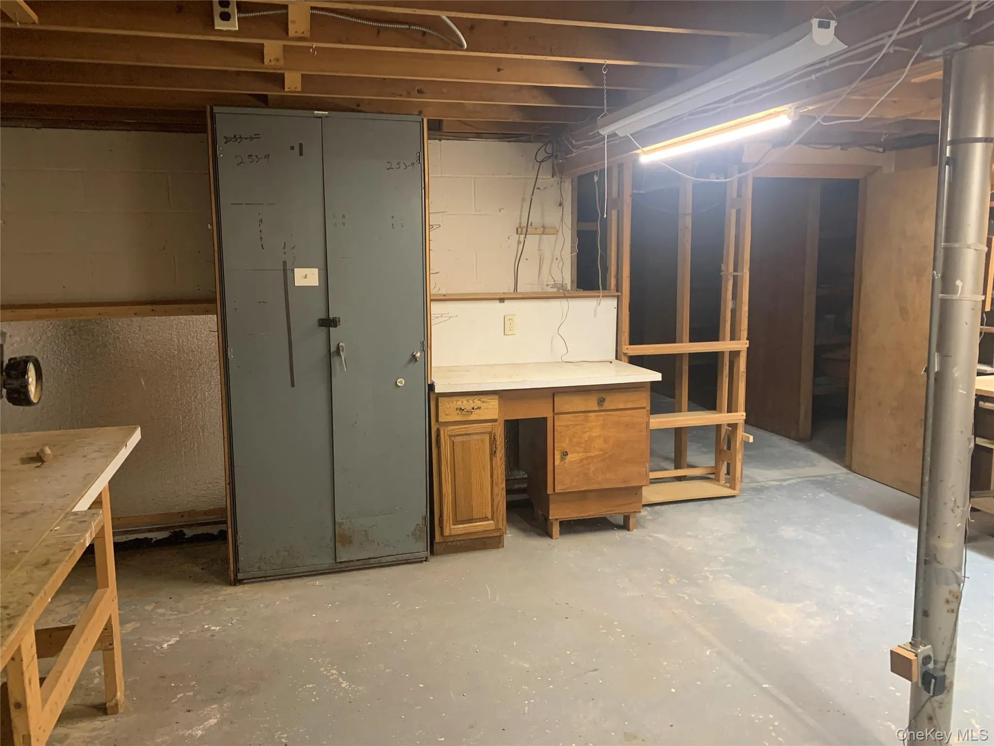 WORKBENCH AND STORAGE WORKBENCH AND STORAGE