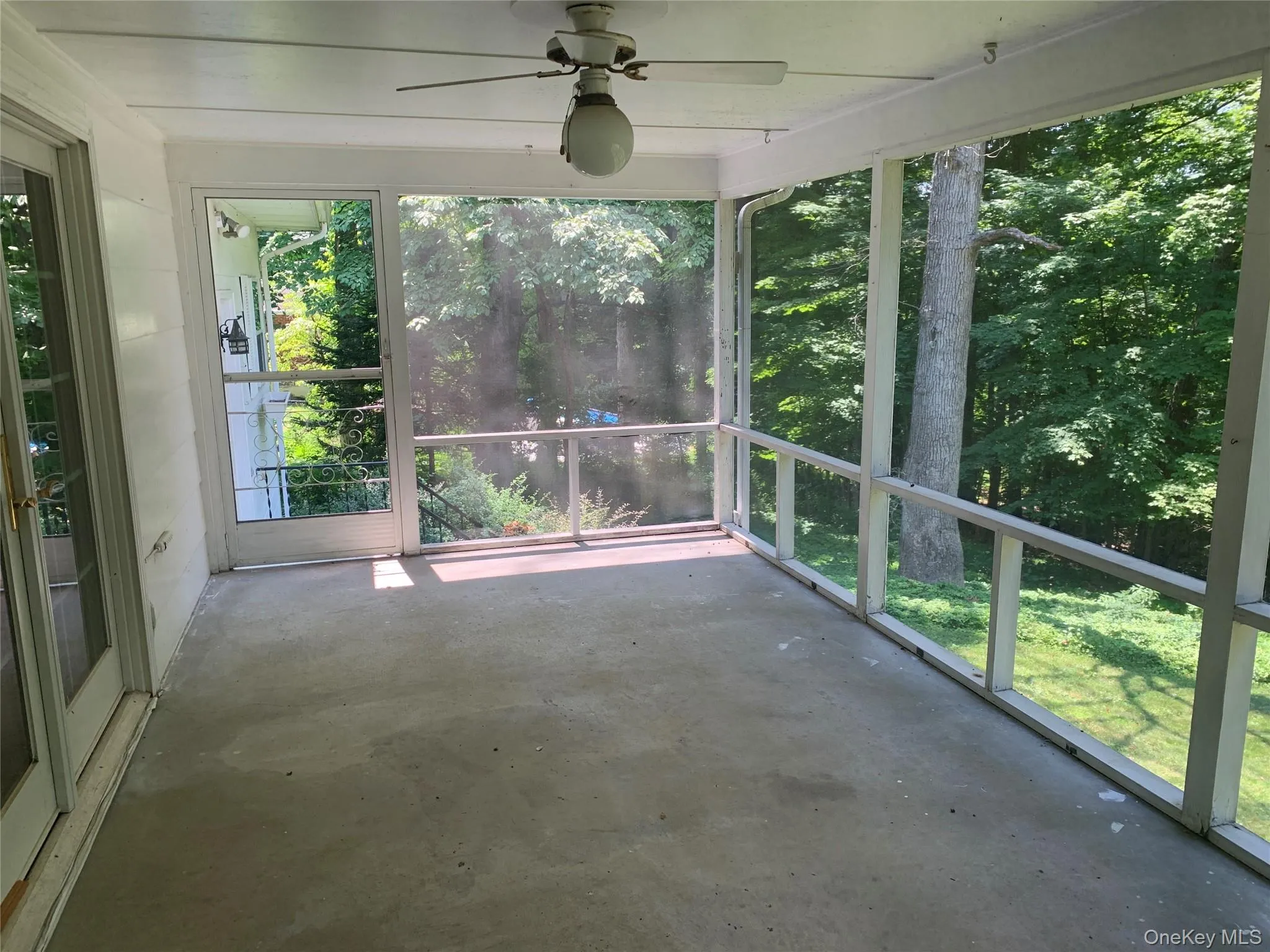 SCREENED PORCH OFF OF LR AND DR SCREENED PORCH OFF OF LR AND DR
