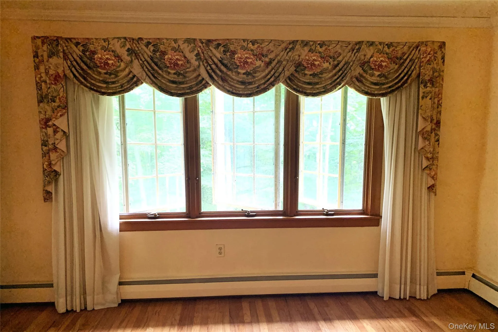LARGE PICTURE WINDOW WITH CUSTOM MADE DRAPES LARGE PICTURE WINDOW WITH CUSTOM MADE DRAPES