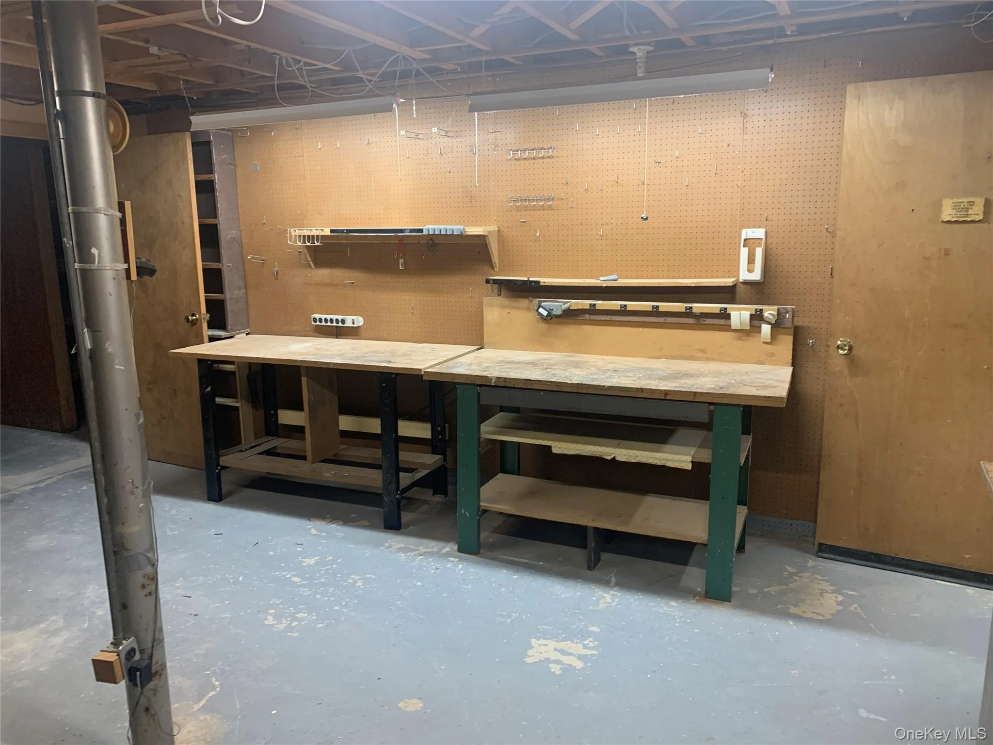PLENTY OF WORKBENCHES PLENTY OF WORKBENCHES