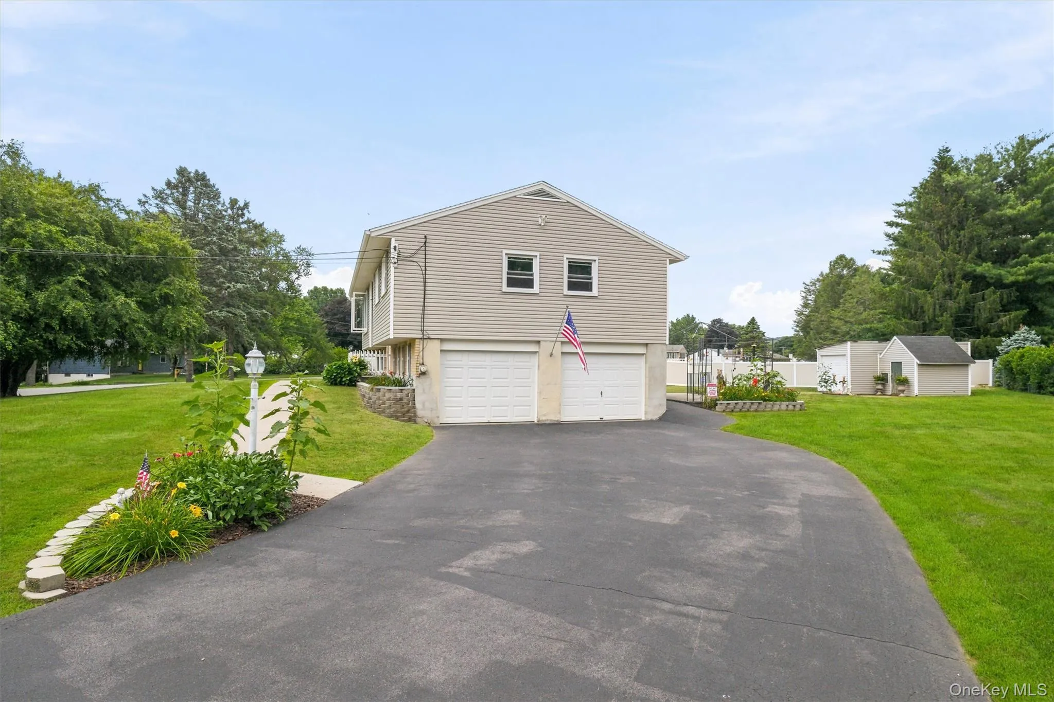 40 Long Meadow Drive, Hyde Park, NY, 3 Bedrooms Bedrooms, 8 Rooms Rooms,1 BathroomBathrooms,Residential,For Rent,Long Meadow,0,1020599 40 Long Meadow Drive, Hyde Park, NY, 3 Bedrooms Bedrooms, 8 Rooms Rooms,1 BathroomBathrooms,Residential,For Rent,Long Meadow,0,1020599