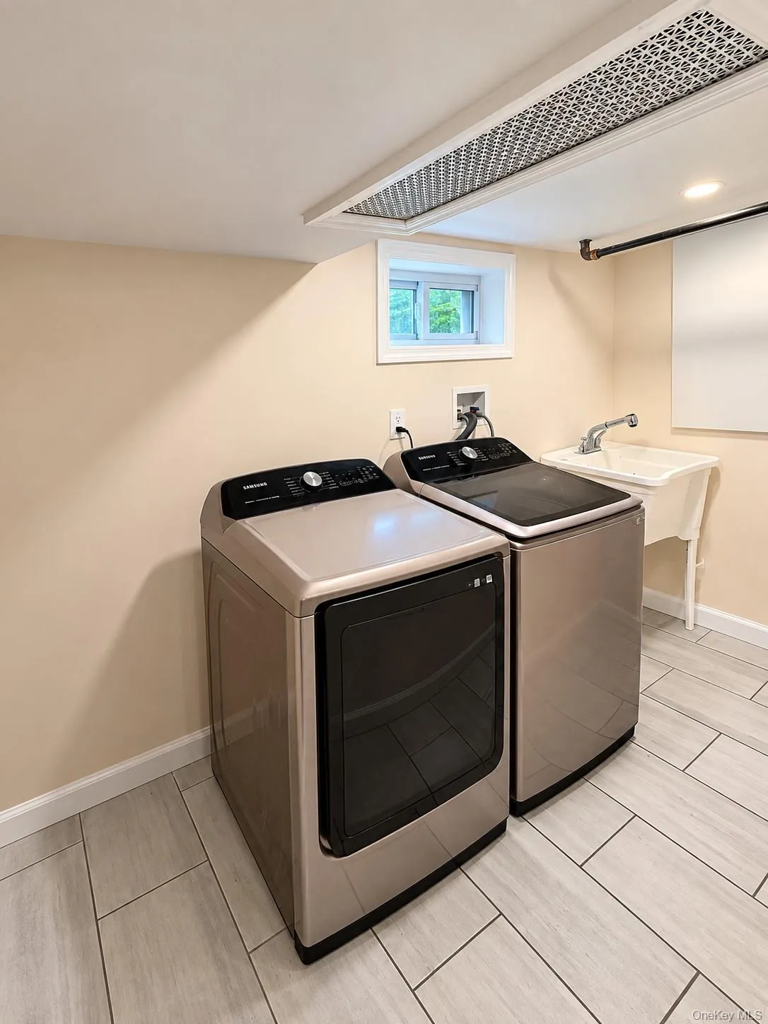 13 Knoll Place, Glen Cove, NY, 3 Bedrooms Bedrooms, 6 Rooms Rooms,2 BathroomsBathrooms,Residential,For Rent,Knoll,0,1020604 13 Knoll Place, Glen Cove, NY, 3 Bedrooms Bedrooms, 6 Rooms Rooms,2 BathroomsBathrooms,Residential,For Rent,Knoll,0,1020604