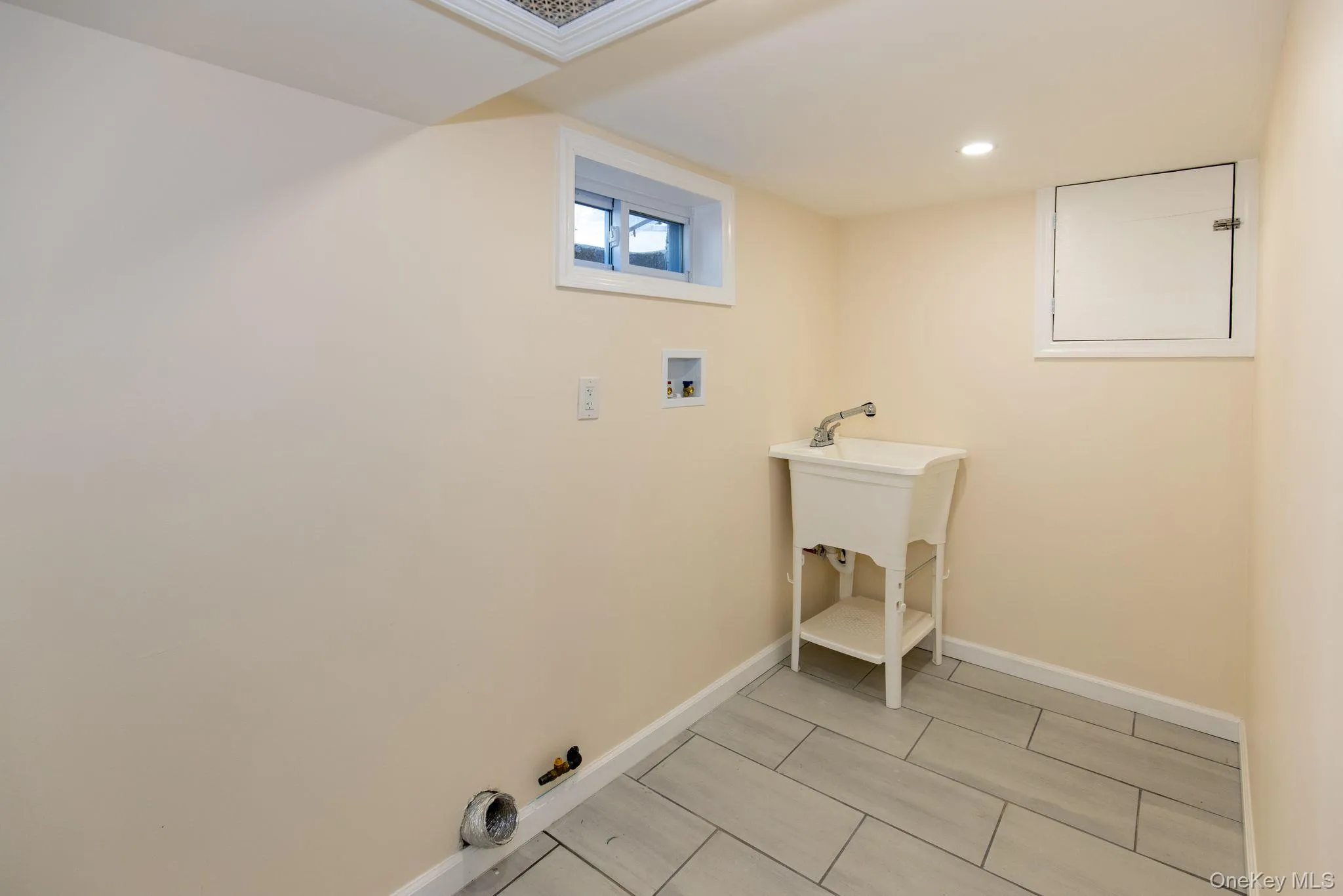 13 Knoll Place, Glen Cove, NY, 3 Bedrooms Bedrooms, 6 Rooms Rooms,2 BathroomsBathrooms,Residential,For Rent,Knoll,0,1020604 13 Knoll Place, Glen Cove, NY, 3 Bedrooms Bedrooms, 6 Rooms Rooms,2 BathroomsBathrooms,Residential,For Rent,Knoll,0,1020604