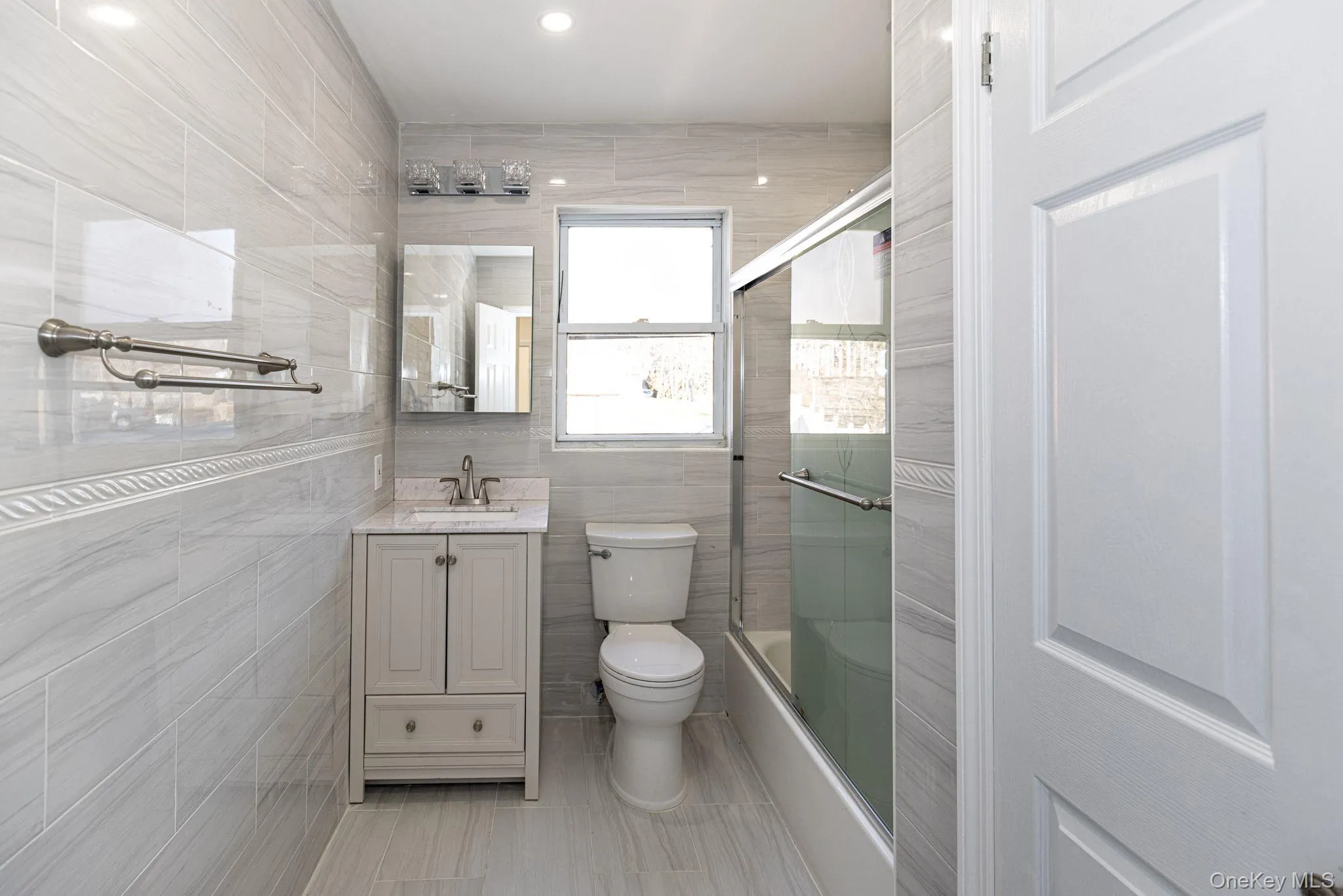 13 Knoll Place, Glen Cove, NY, 3 Bedrooms Bedrooms, 6 Rooms Rooms,2 BathroomsBathrooms,Residential,For Rent,Knoll,0,1020604 13 Knoll Place, Glen Cove, NY, 3 Bedrooms Bedrooms, 6 Rooms Rooms,2 BathroomsBathrooms,Residential,For Rent,Knoll,0,1020604