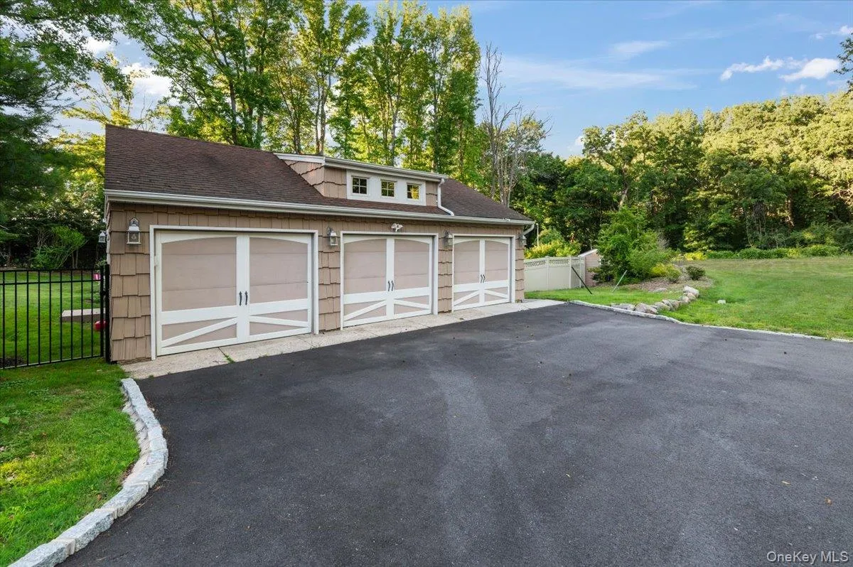 96 Plainview Road, Oyster Bay, NY, 6 Bedrooms Bedrooms, 17 Rooms Rooms,5 BathroomsBathrooms,Residential,For Rent,Plainview,0,1020613 96 Plainview Road, Oyster Bay, NY, 6 Bedrooms Bedrooms, 17 Rooms Rooms,5 BathroomsBathrooms,Residential,For Rent,Plainview,0,1020613