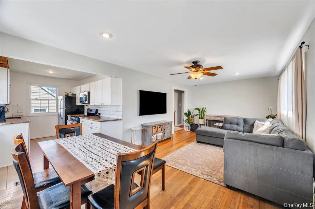 28 Saint Joseph Avenue, Brookhaven, NY, 3 Bedrooms Bedrooms, 6 Rooms Rooms,1 BathroomBathrooms,Residential,For Rent,Saint Joseph,0,1020620 28 Saint Joseph Avenue, Brookhaven, NY, 3 Bedrooms Bedrooms, 6 Rooms Rooms,1 BathroomBathrooms,Residential,For Rent,Saint Joseph,0,1020620