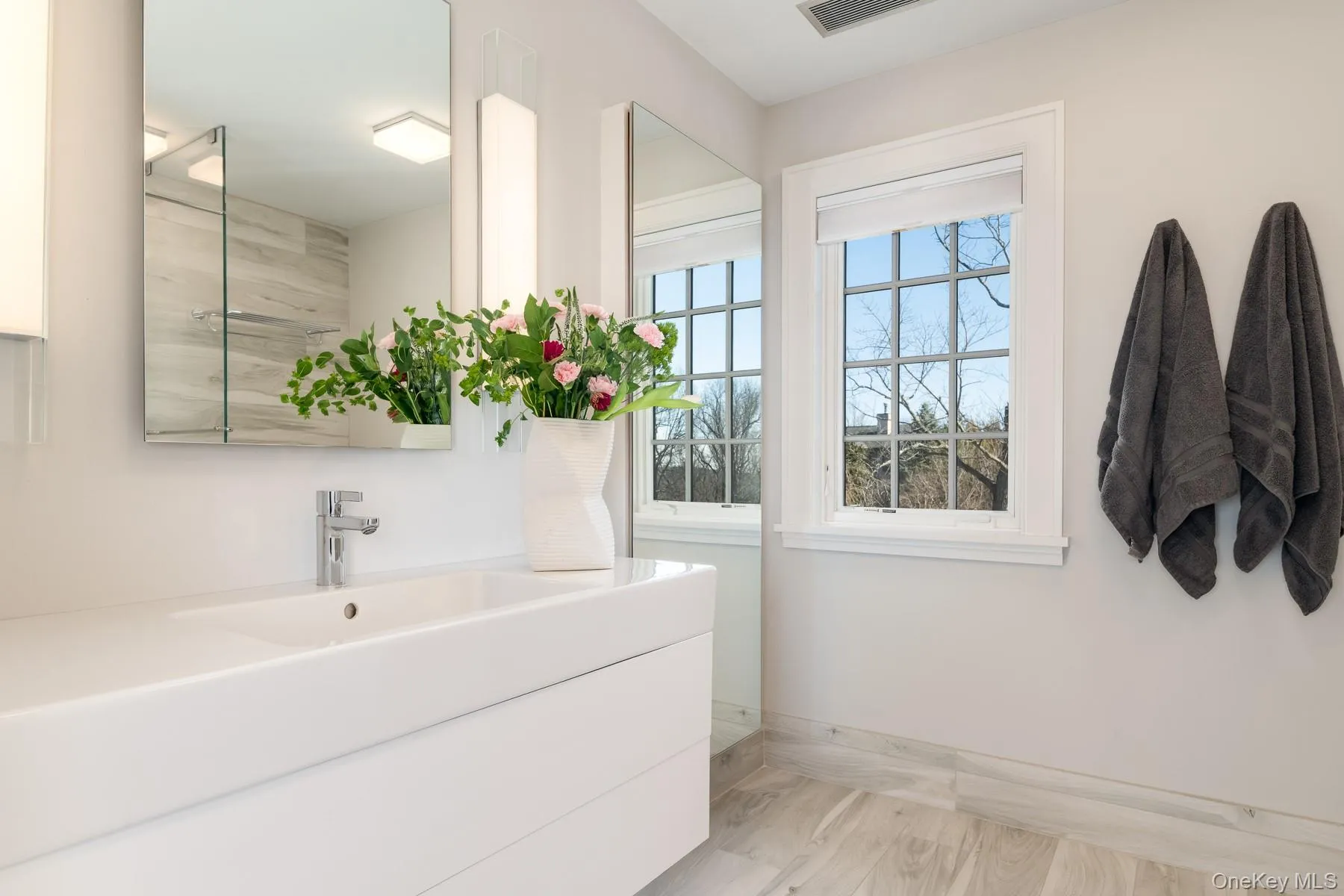 Beautifully tiled en-suite bathroom. Beautifully tiled en-suite bathroom.