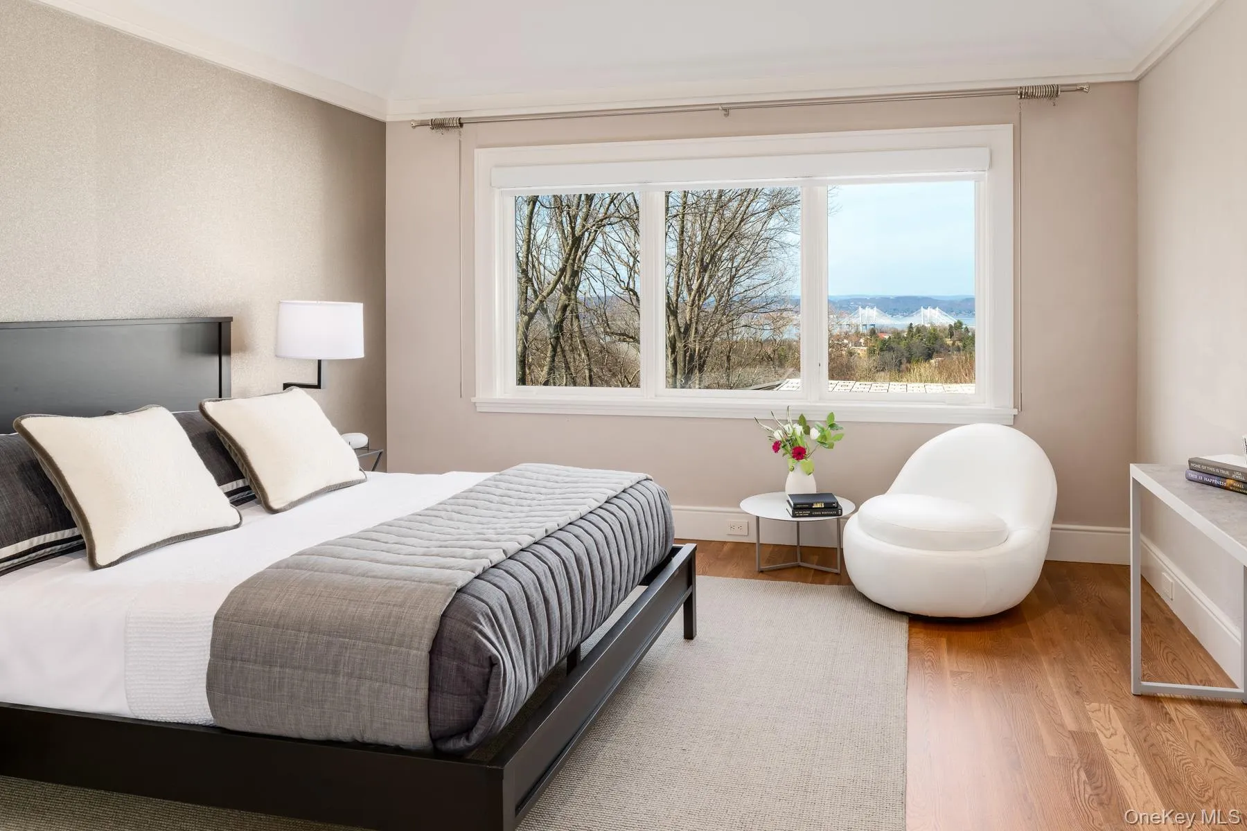 Bedroom with river views and en-suite bathroom. Bedroom with river views and en-suite bathroom.