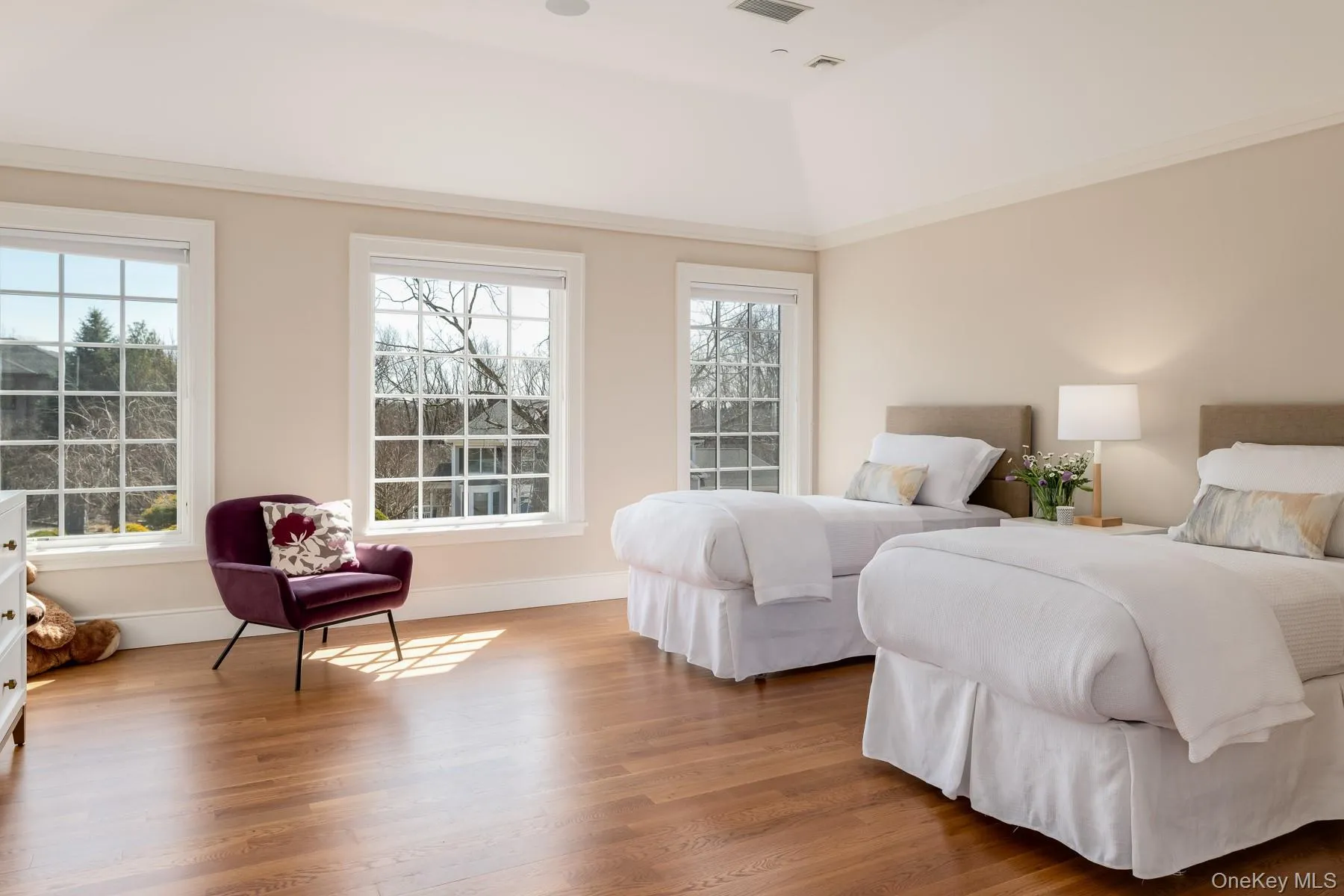 Sunny bedroom facing east with stunning en-suite bathroom. Sunny bedroom facing east with stunning en-suite bathroom.