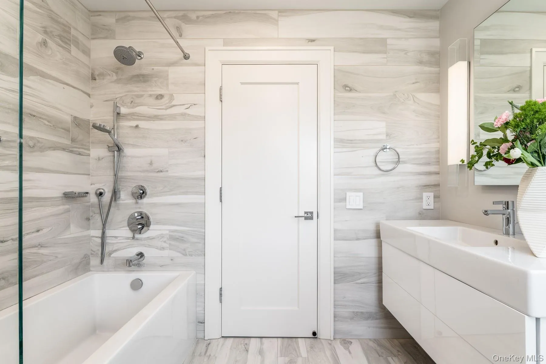 Beautifully tiled en-suite. Beautifully tiled en-suite.