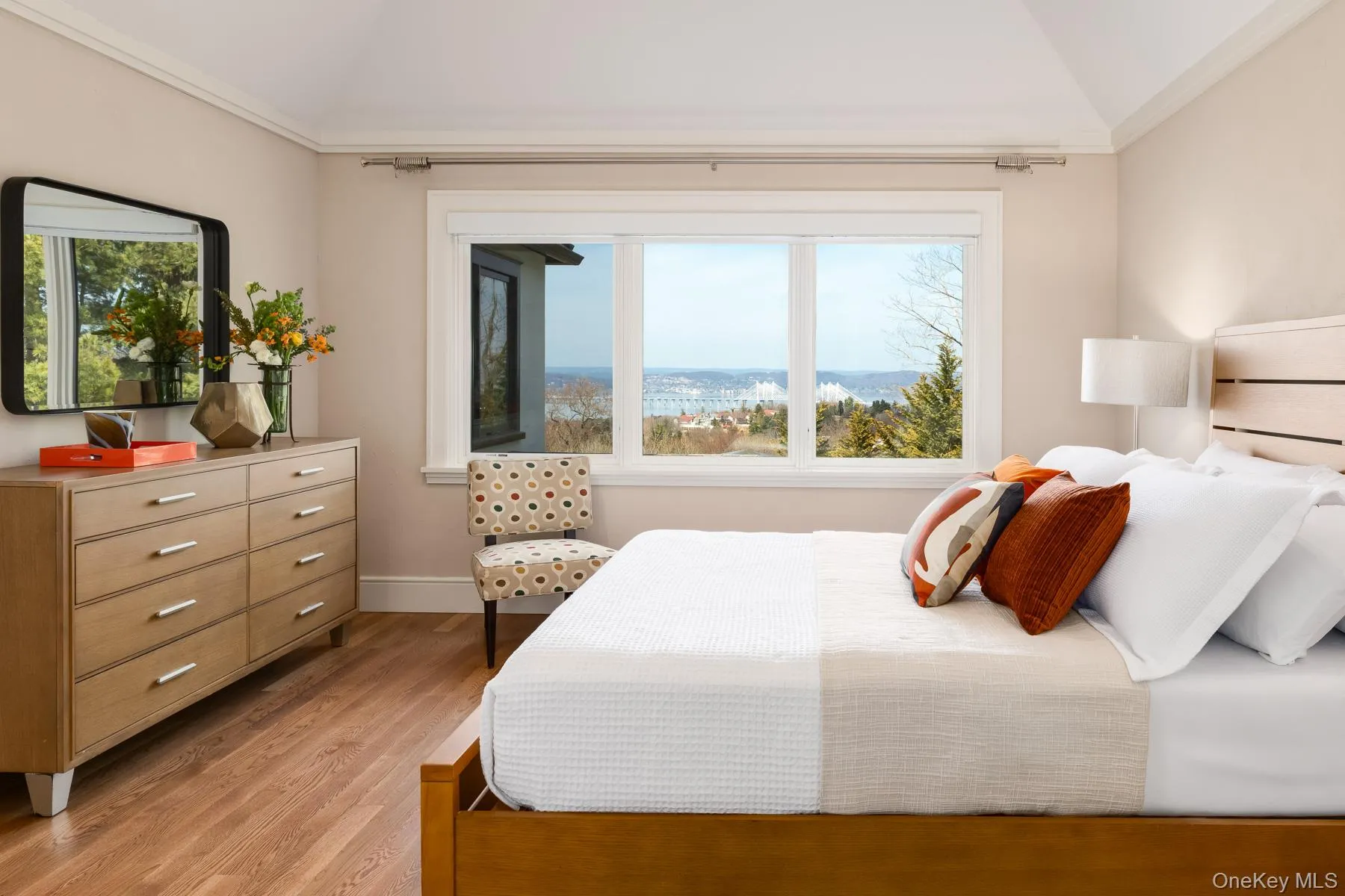 Bedroom with river views and full en-suite bath. Bedroom with river views and full en-suite bath.
