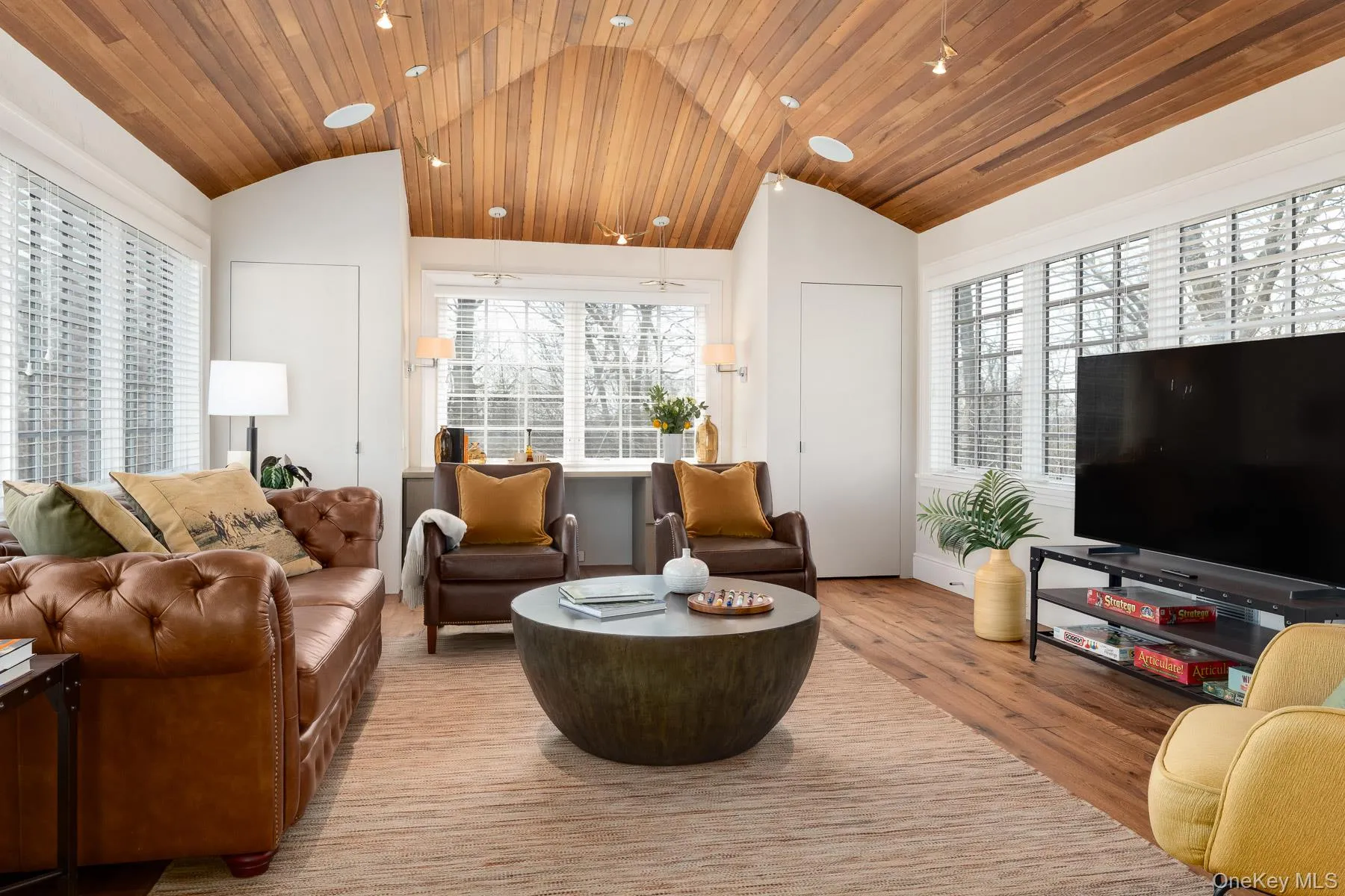 Expansive office or gracious guest bedroom with walk-in closet - plumbed for en-suite bath. Expansive office or gracious guest bedroom with walk-in closet - plumbed for en-suite bath.
