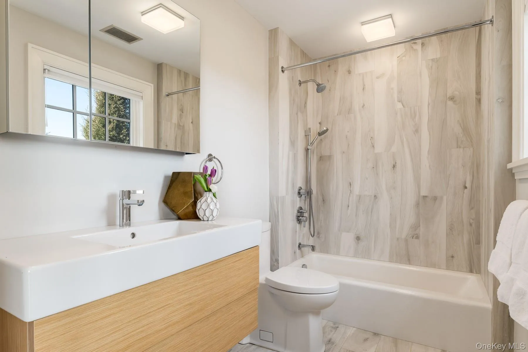 Beautifully designed en-suite bath. Beautifully designed en-suite bath.