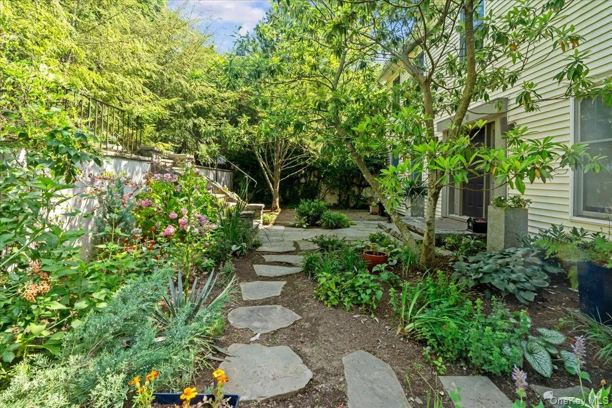 349 Warburton Avenue, Greenburgh, NY, 4 Bedrooms Bedrooms, 8 Rooms Rooms,3 BathroomsBathrooms,Residential Lease,For Rent,Warburton,0,1020650 349 Warburton Avenue, Greenburgh, NY, 4 Bedrooms Bedrooms, 8 Rooms Rooms,3 BathroomsBathrooms,Residential Lease,For Rent,Warburton,0,1020650