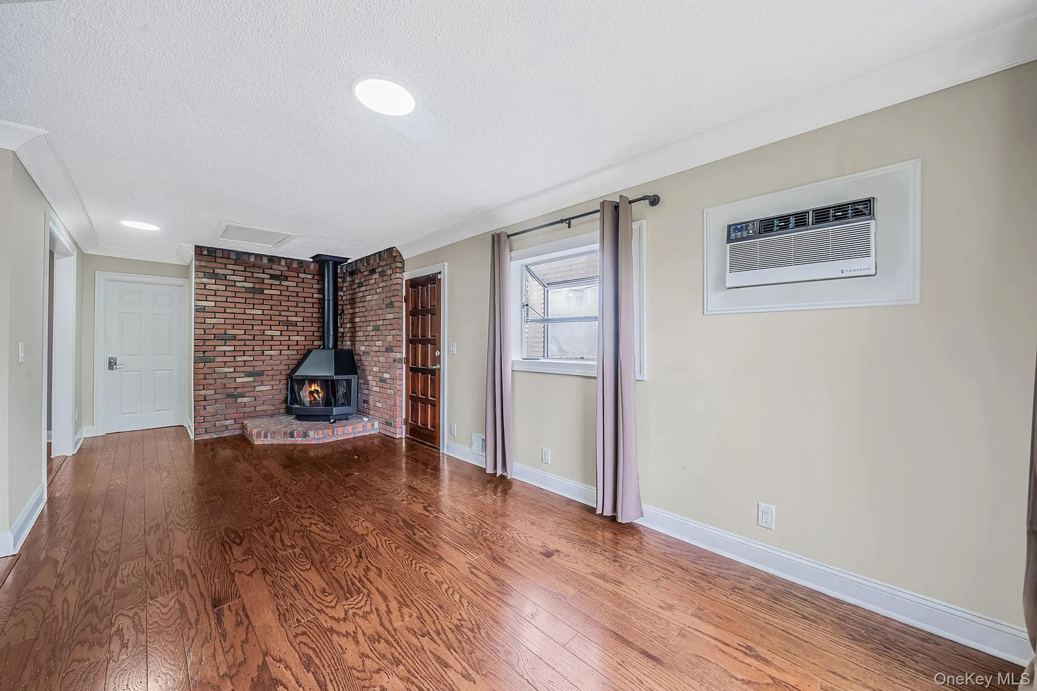 18 Edi Avenue, Oyster Bay, NY, 3 Bedrooms Bedrooms, 7 Rooms Rooms,2 BathroomsBathrooms,Residential,For Rent,Edi,0,1020656 18 Edi Avenue, Oyster Bay, NY, 3 Bedrooms Bedrooms, 7 Rooms Rooms,2 BathroomsBathrooms,Residential,For Rent,Edi,0,1020656