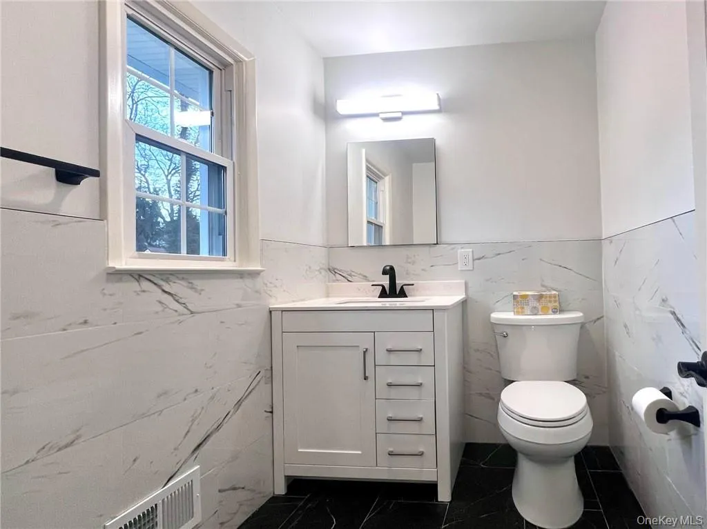 Master bath w/walk in shower Master bath w/walk in shower