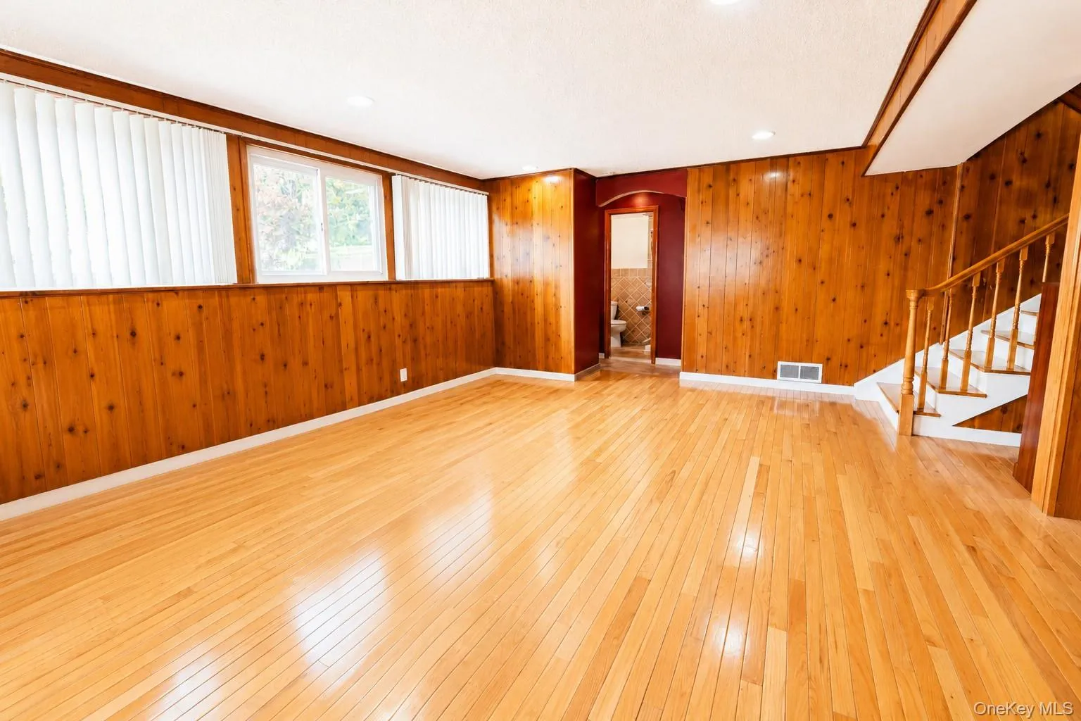 Multi-functional lower level provides space for recreation, work, hobbies & entertaining! Multi-functional lower level provides space for recreation, work, hobbies & entertaining!