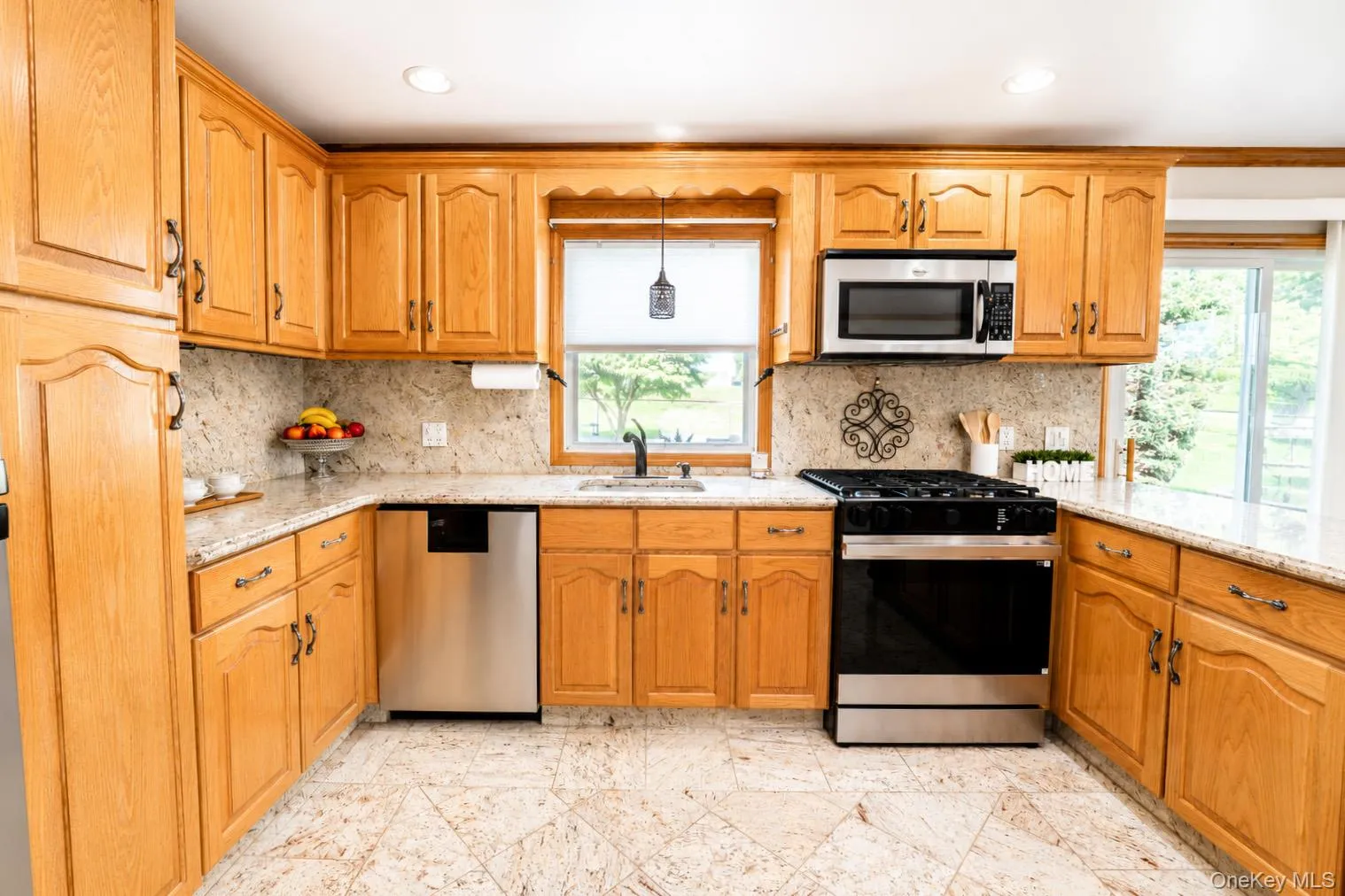 Abundant oak cabinetry provides plentiful storage Abundant oak cabinetry provides plentiful storage