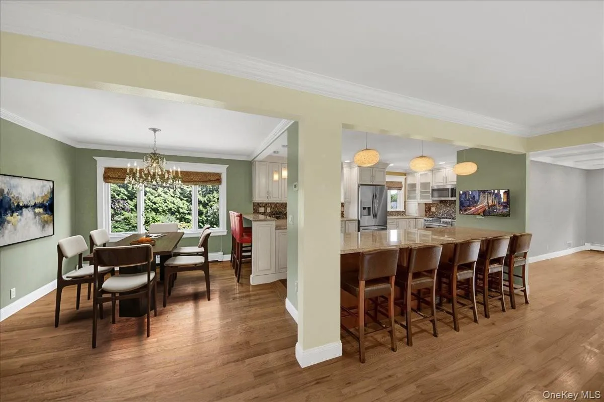 Dining room set has been virtually staged. Dining room set has been virtually staged.
