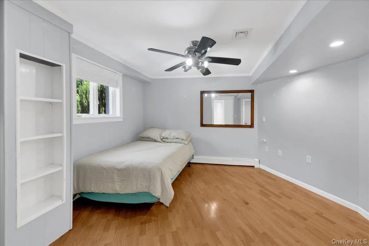 Lower Level bonus room/ can be used as a 4th bedroom Lower Level bonus room/ can be used as a 4th bedroom