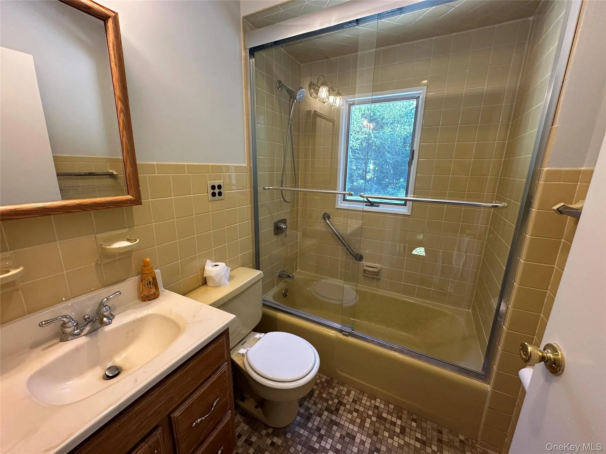 Ceramic tile flooring & shower/tub area Ceramic tile flooring & shower/tub area