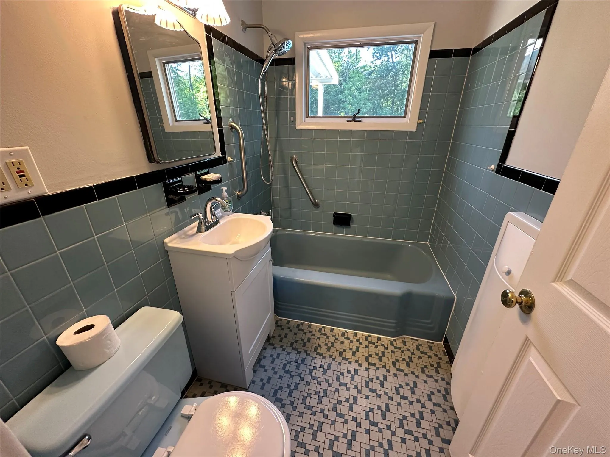 Ceramic tile flooring & shower/tub area Ceramic tile flooring & shower/tub area