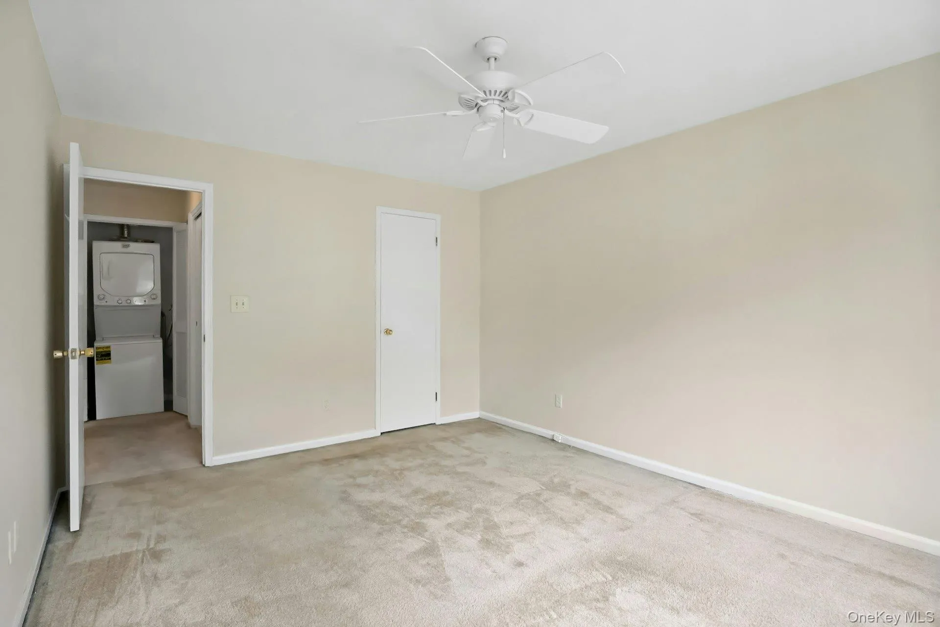 Bedroom's Hallway Entry, Laundry Closet in the Background and Walk in Closet to the Right. Bedroom's Hallway Entry, Laundry Closet in the Background and Walk in Closet to the Right.