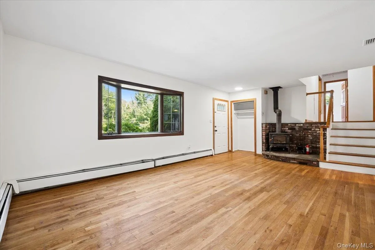 A classic split level design - 6 steps up to the bedrooms! A classic split level design - 6 steps up to the bedrooms!