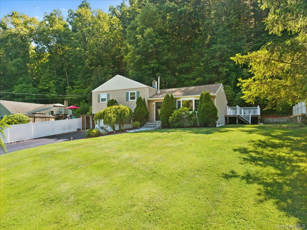 Beautifully sited in the Evergreen Knolls neighborhood of Cortlandt Manor. Beautifully sited in the Evergreen Knolls neighborhood of Cortlandt Manor.