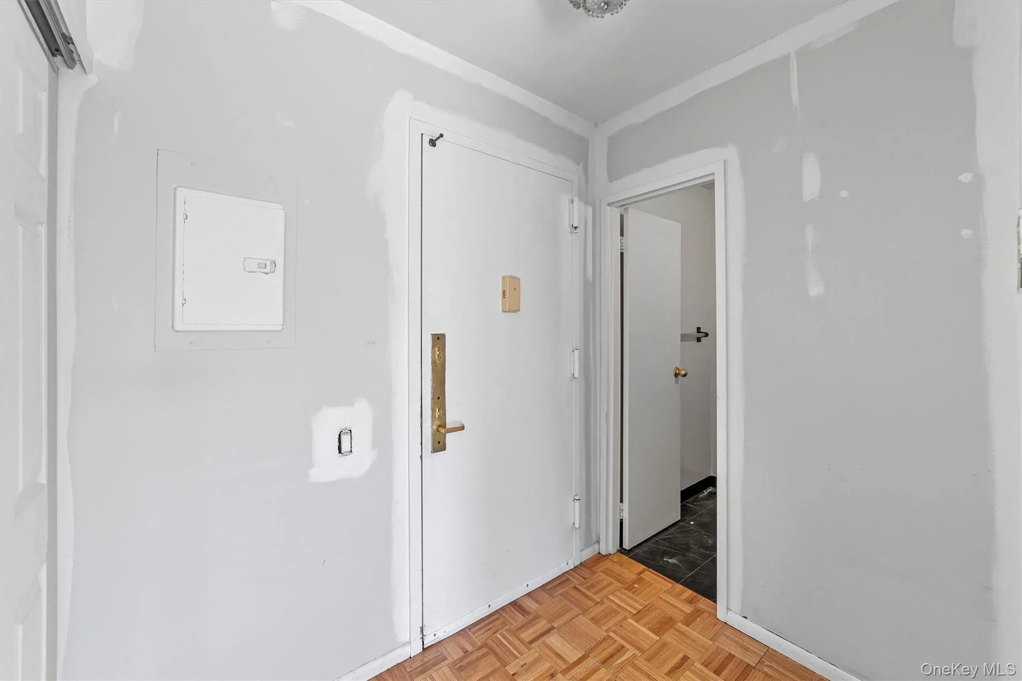 This bi-level condo offers an entrance on the main level as well as on the upper bedroom level. This bi-level condo offers an entrance on the main level as well as on the upper bedroom level.