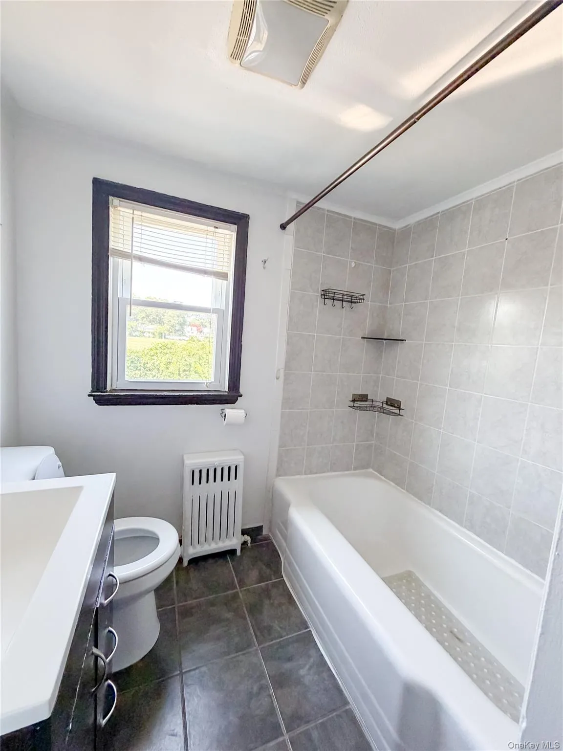 Full Bathroom with Shower/Tub Combo Full Bathroom with Shower/Tub Combo