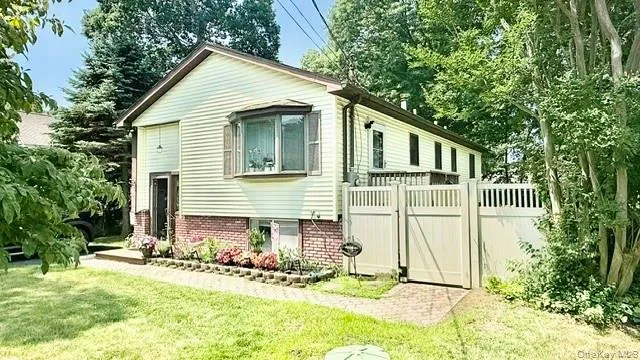 26 Robinwood Street, Brookhaven, NY, 3 Bedrooms Bedrooms, 6 Rooms Rooms,2 BathroomsBathrooms,Residential,For Rent,Robinwood,0,1020846 26 Robinwood Street, Brookhaven, NY, 3 Bedrooms Bedrooms, 6 Rooms Rooms,2 BathroomsBathrooms,Residential,For Rent,Robinwood,0,1020846