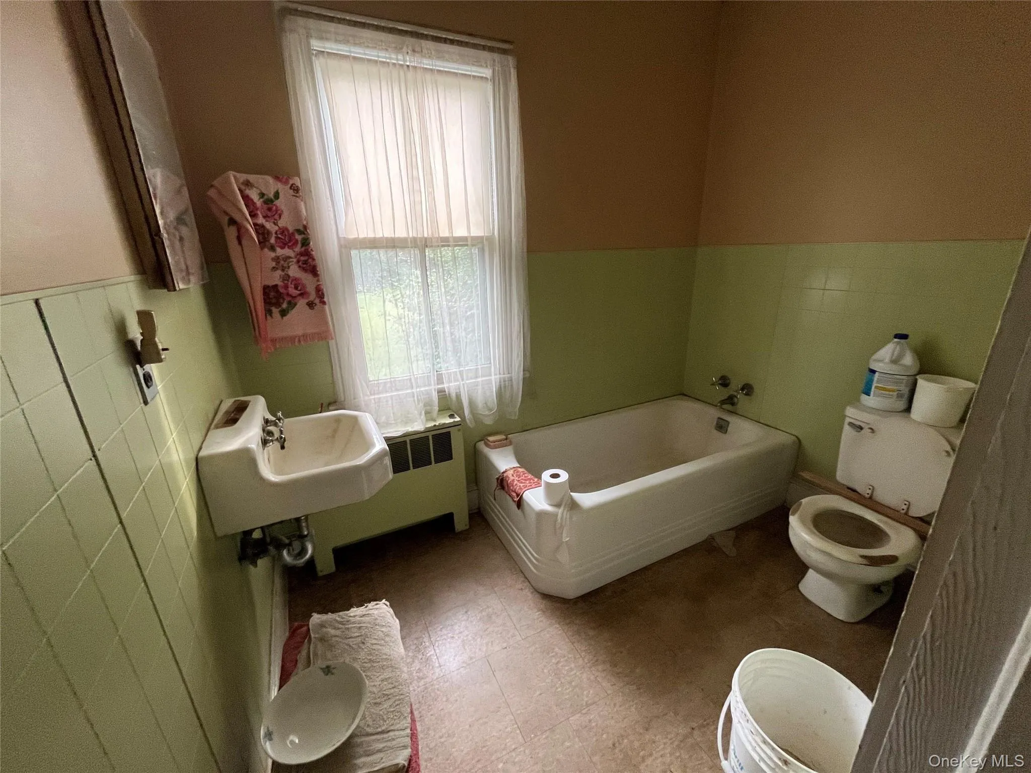 174 Railroad Avenue, Smithtown, NY, 3 Bedrooms Bedrooms, 5 Rooms Rooms,1 BathroomBathrooms,Residential,For Rent,Railroad,0,1020879 174 Railroad Avenue, Smithtown, NY, 3 Bedrooms Bedrooms, 5 Rooms Rooms,1 BathroomBathrooms,Residential,For Rent,Railroad,0,1020879