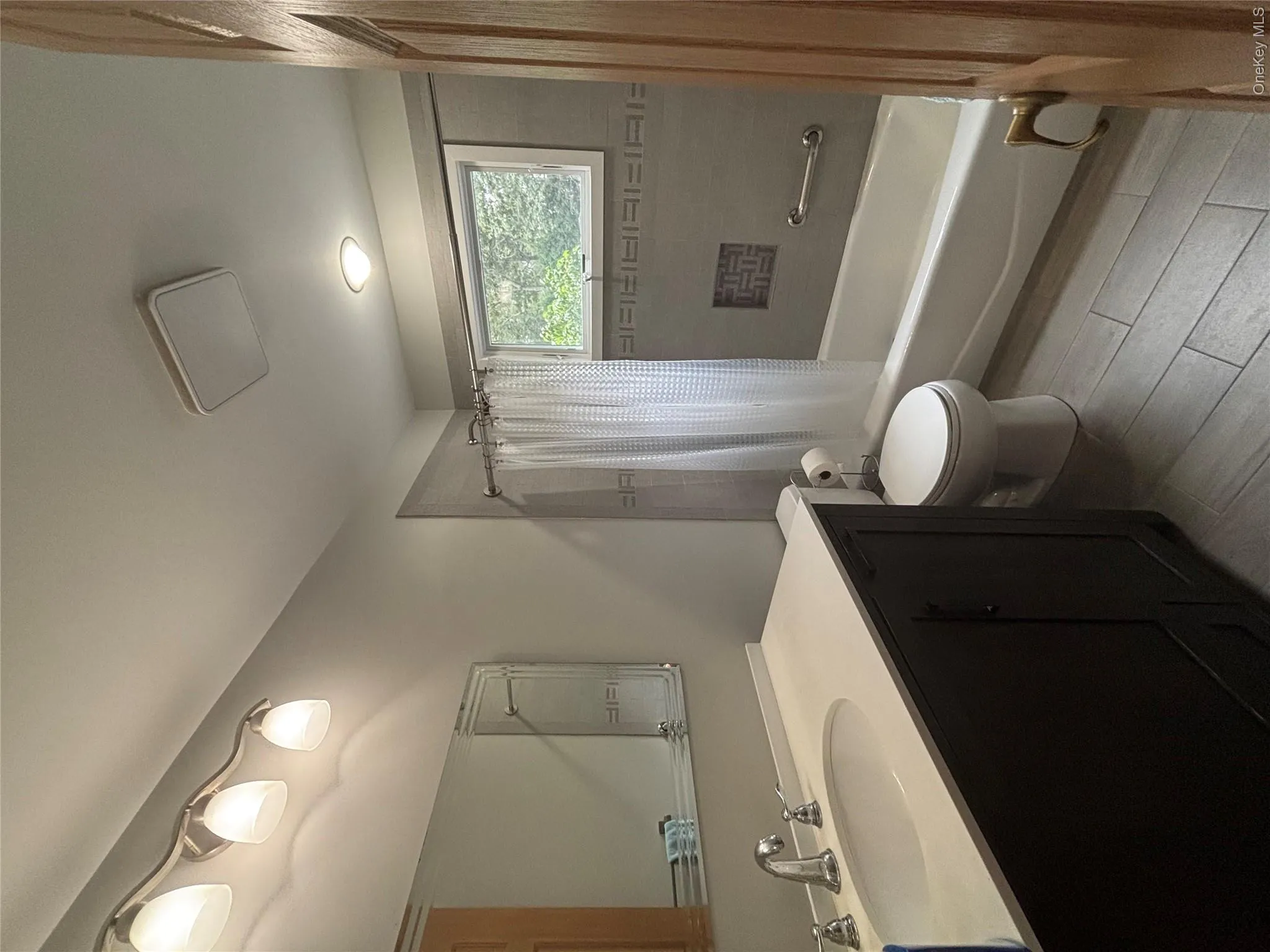 First Floor Bathroom.Newly tiled with a bathtub First Floor Bathroom.Newly tiled with a bathtub