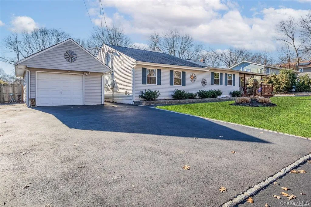 54 Champlin Street, Islip, NY, 3 Bedrooms Bedrooms, 6 Rooms Rooms,2 BathroomsBathrooms,Residential Lease,For Rent,Champlin,0,1020978 54 Champlin Street, Islip, NY, 3 Bedrooms Bedrooms, 6 Rooms Rooms,2 BathroomsBathrooms,Residential Lease,For Rent,Champlin,0,1020978