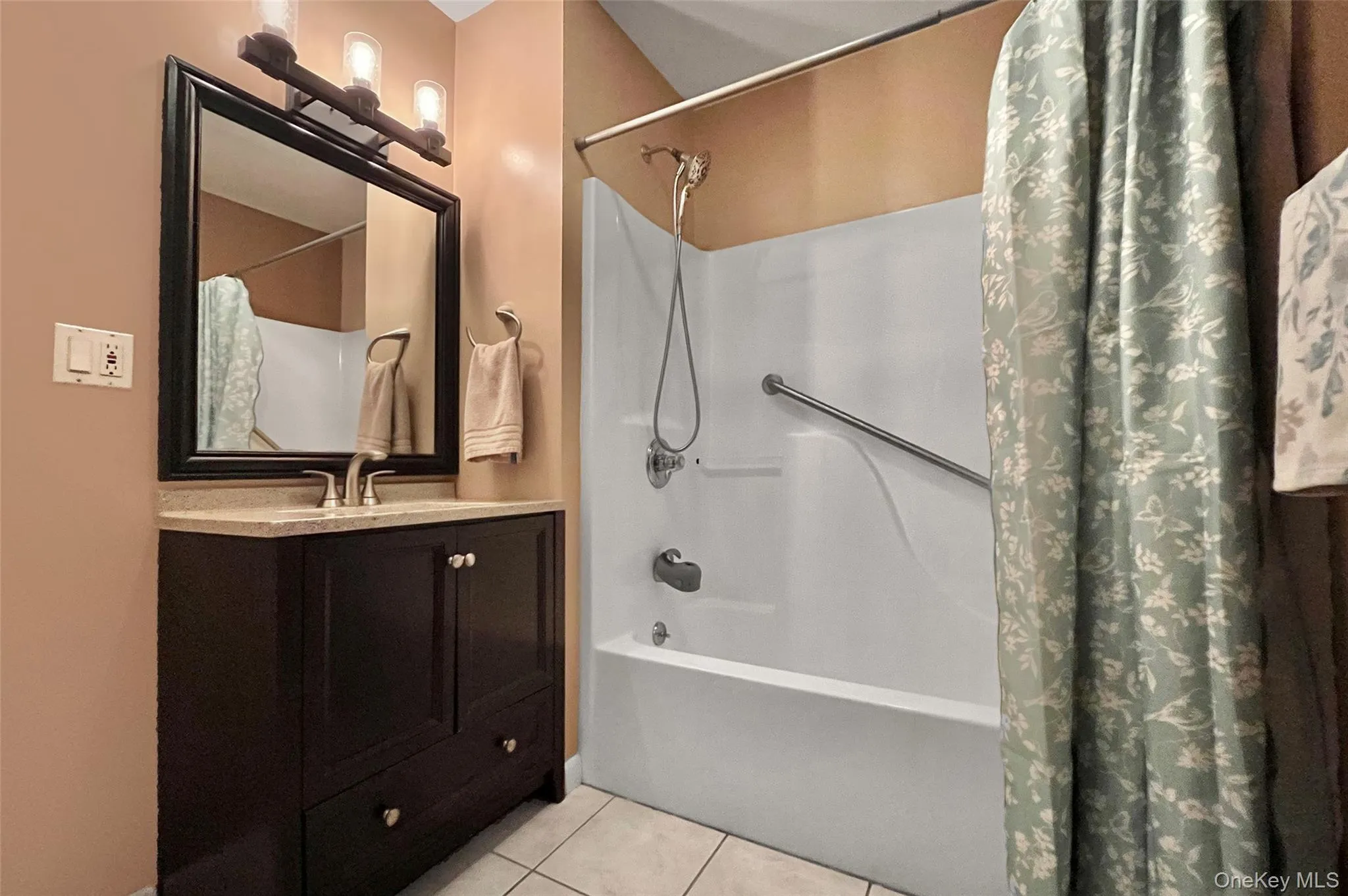 Bathroom 2 with tub Bathroom 2 with tub