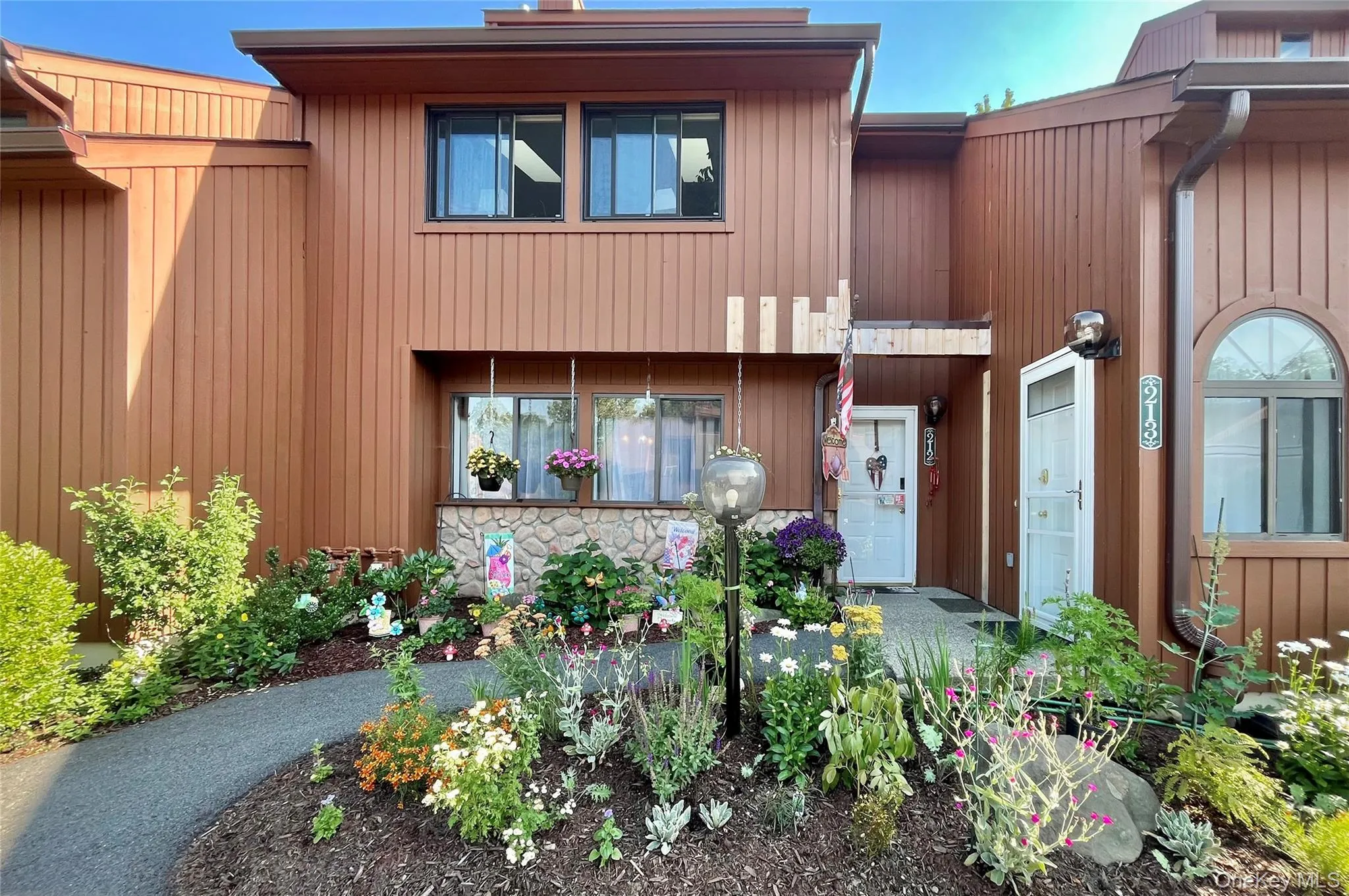 Welcoming landscaping Welcoming landscaping