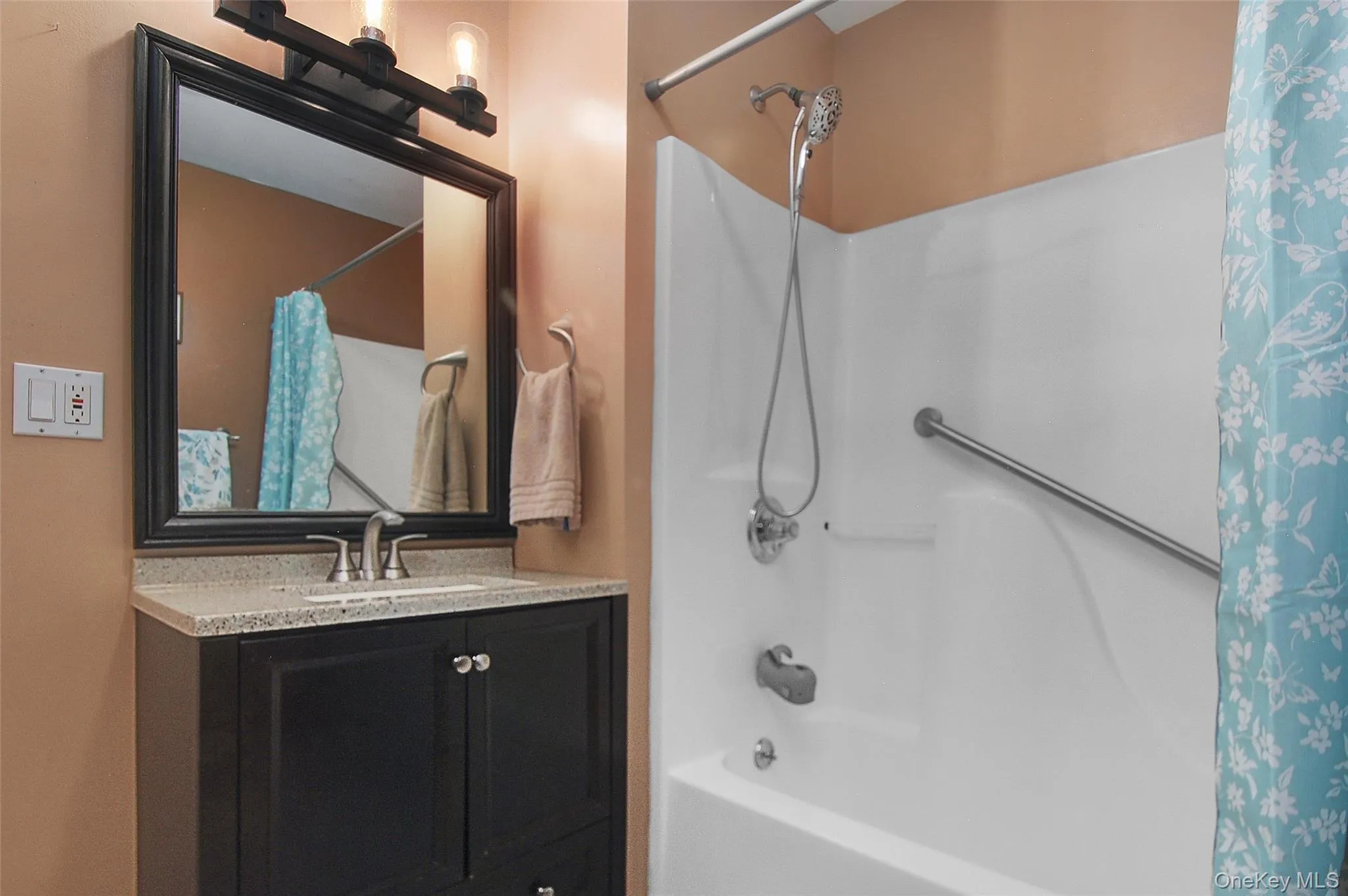 Bath 2 with tub Bath 2 with tub