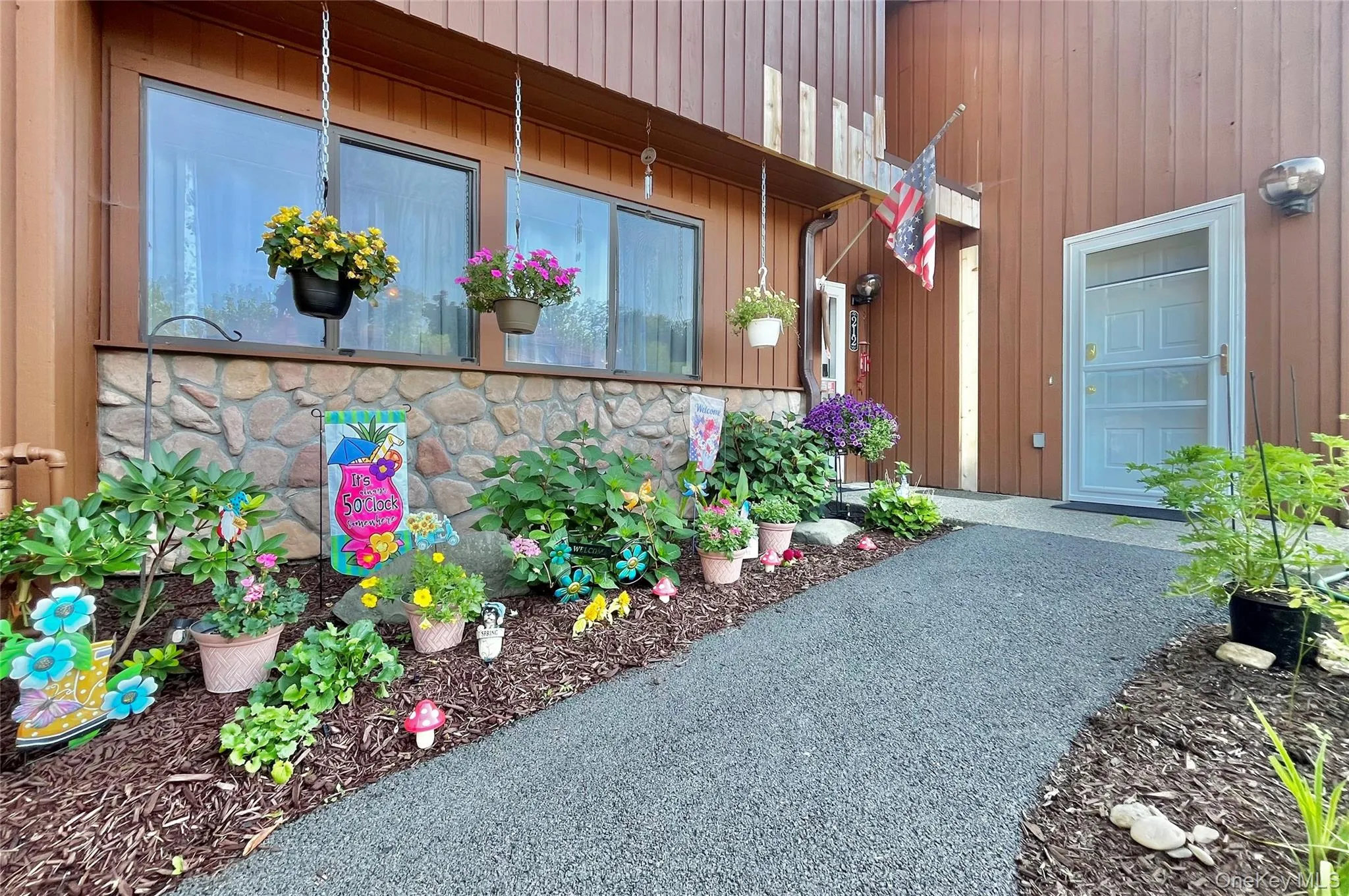 212 Falcon Ct 212 Falcon Ct