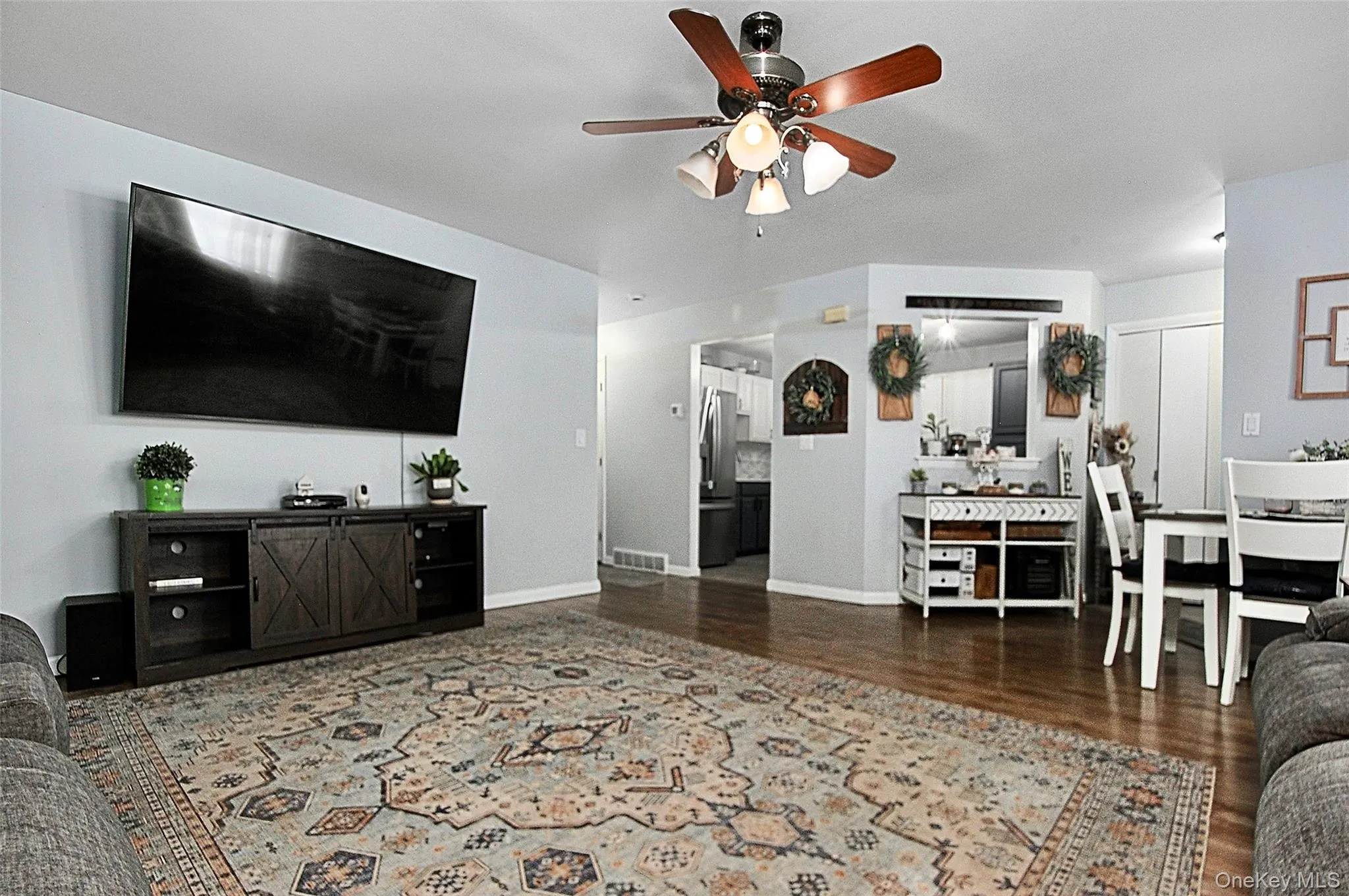 Open Living Room & Dining Area Open Living Room & Dining Area