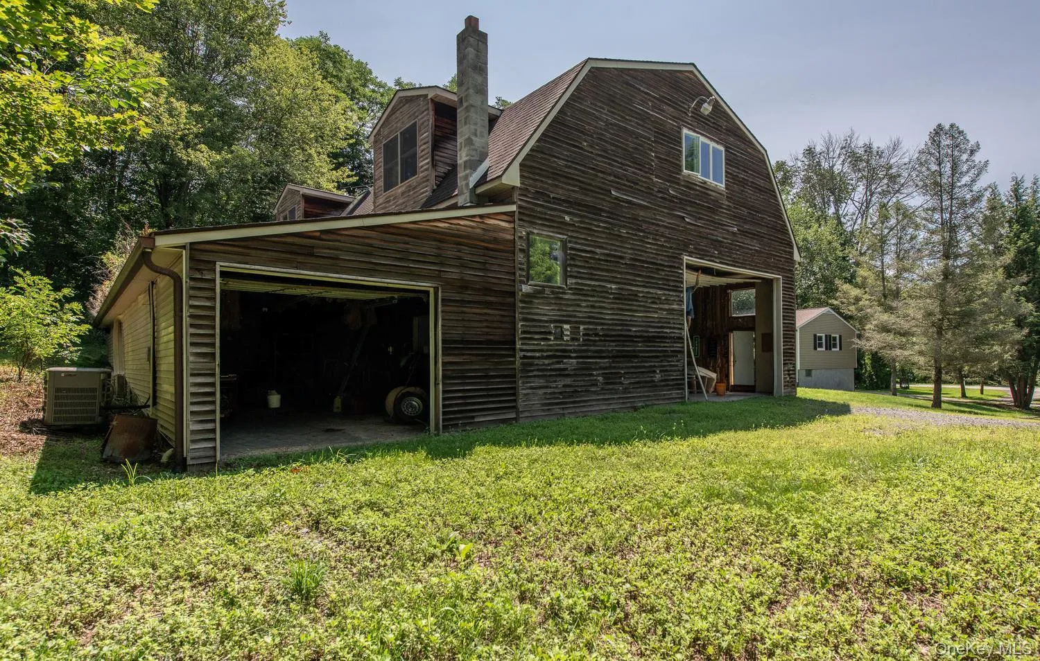 Garage below the finisherd space can accommodate 8+ cars Garage below the finisherd space can accommodate 8+ cars