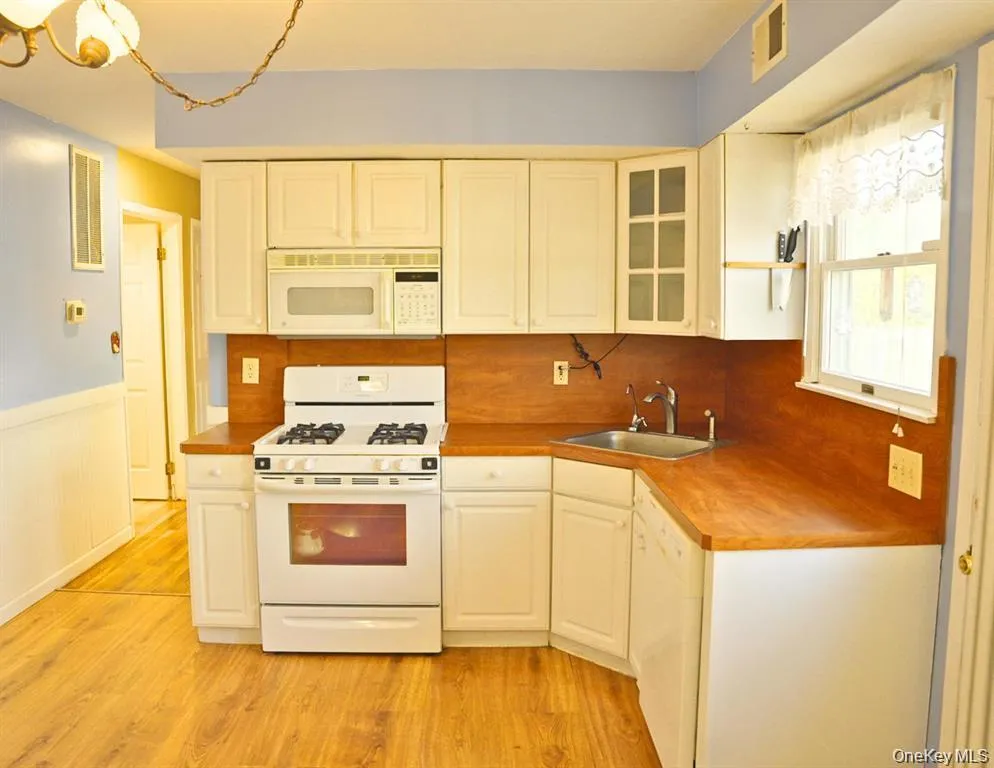 106 Harrison Avenue, Oyster Bay, NY, 2 Bedrooms Bedrooms, 4 Rooms Rooms,1 BathroomBathrooms,Residential Lease,For Rent,Harrison,0,1021124 106 Harrison Avenue, Oyster Bay, NY, 2 Bedrooms Bedrooms, 4 Rooms Rooms,1 BathroomBathrooms,Residential Lease,For Rent,Harrison,0,1021124