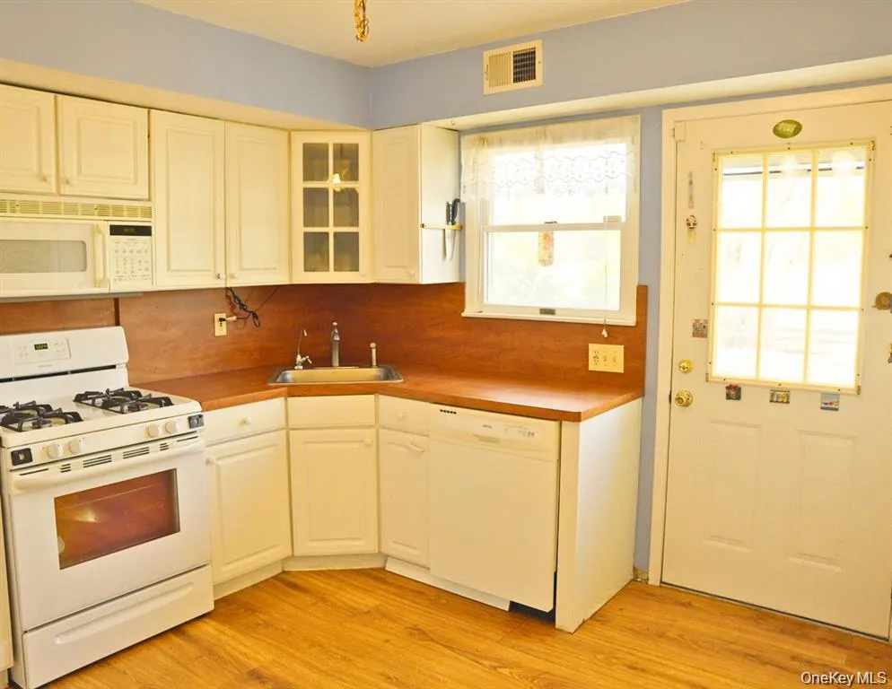 106 Harrison Avenue, Oyster Bay, NY, 2 Bedrooms Bedrooms, 4 Rooms Rooms,1 BathroomBathrooms,Residential Lease,For Rent,Harrison,0,1021124 106 Harrison Avenue, Oyster Bay, NY, 2 Bedrooms Bedrooms, 4 Rooms Rooms,1 BathroomBathrooms,Residential Lease,For Rent,Harrison,0,1021124